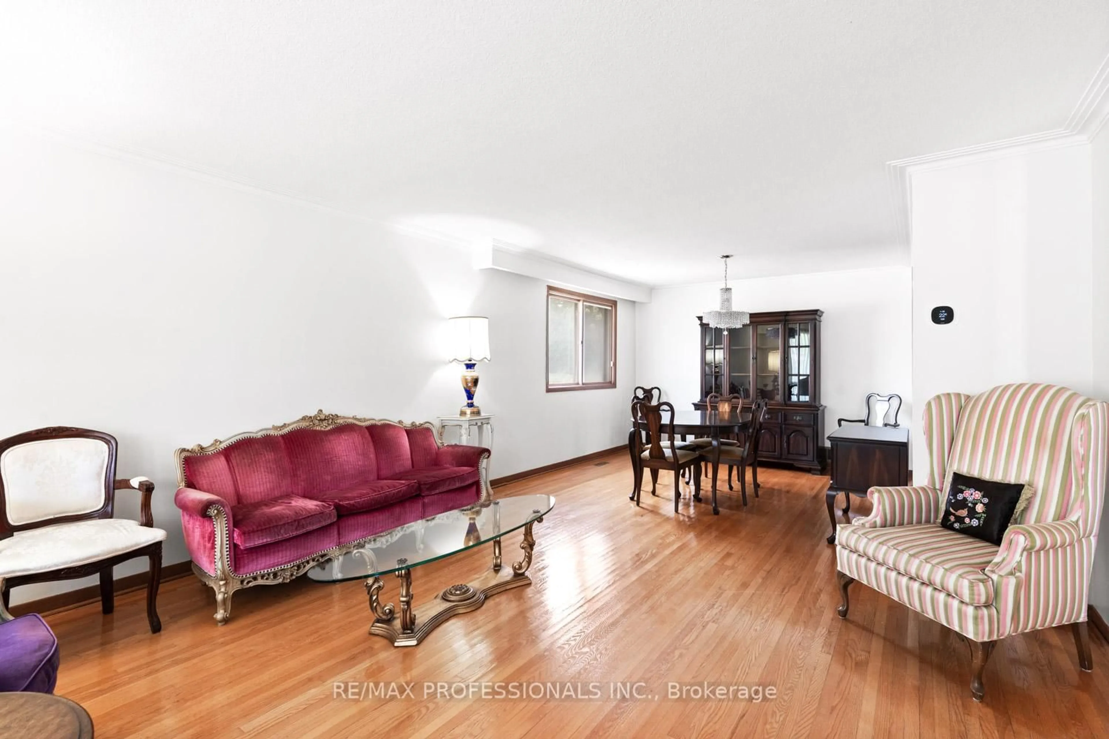 Living room with furniture, wood/laminate floor for 380 Targa Rd, Mississauga Ontario L5A 1S5