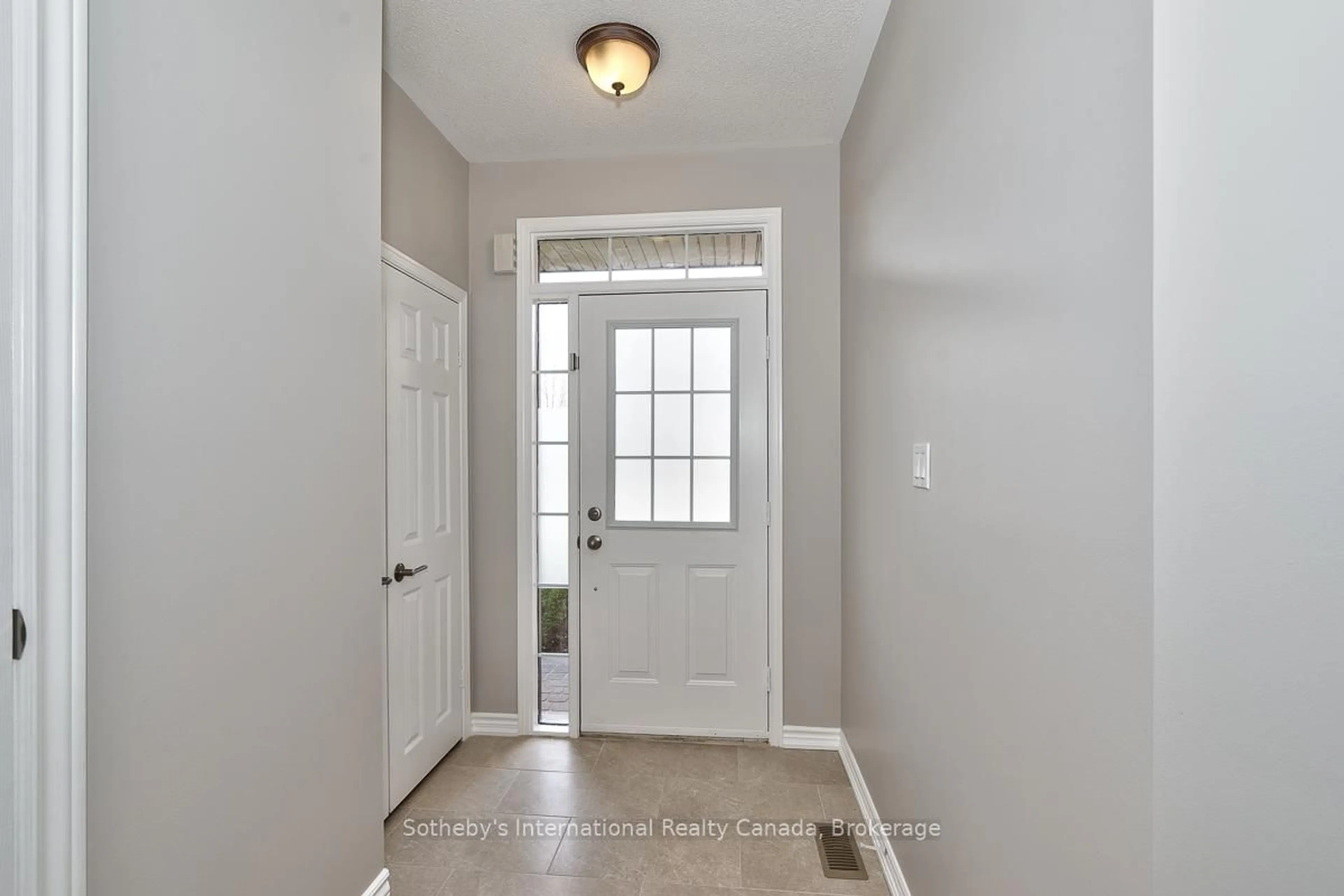 Indoor entryway for 2030 Shady Glen Rd, Oakville Ontario L6M 3T4