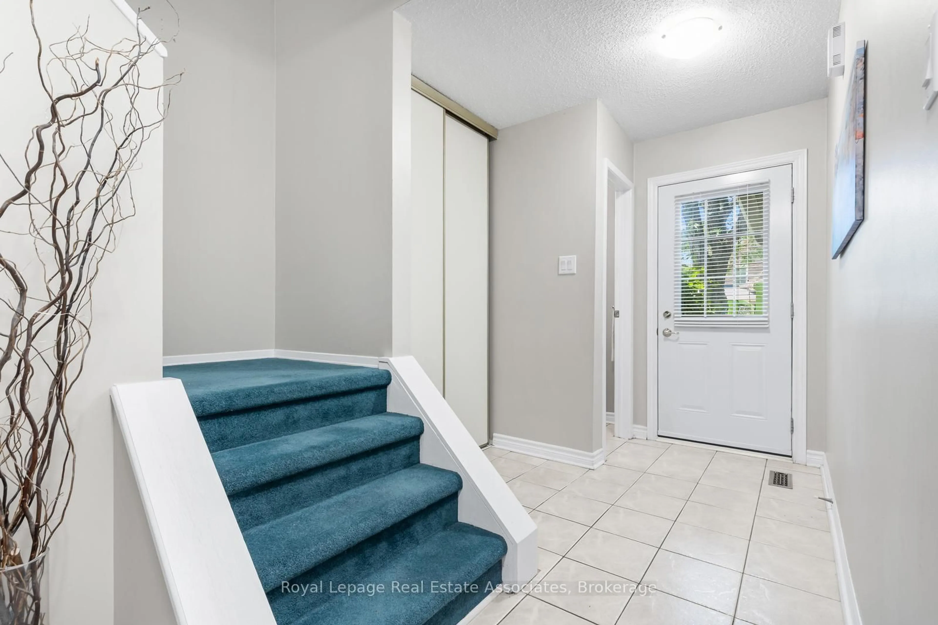 Indoor entryway for 2766 Folkway Dr #34, Mississauga Ontario L5L 3M3