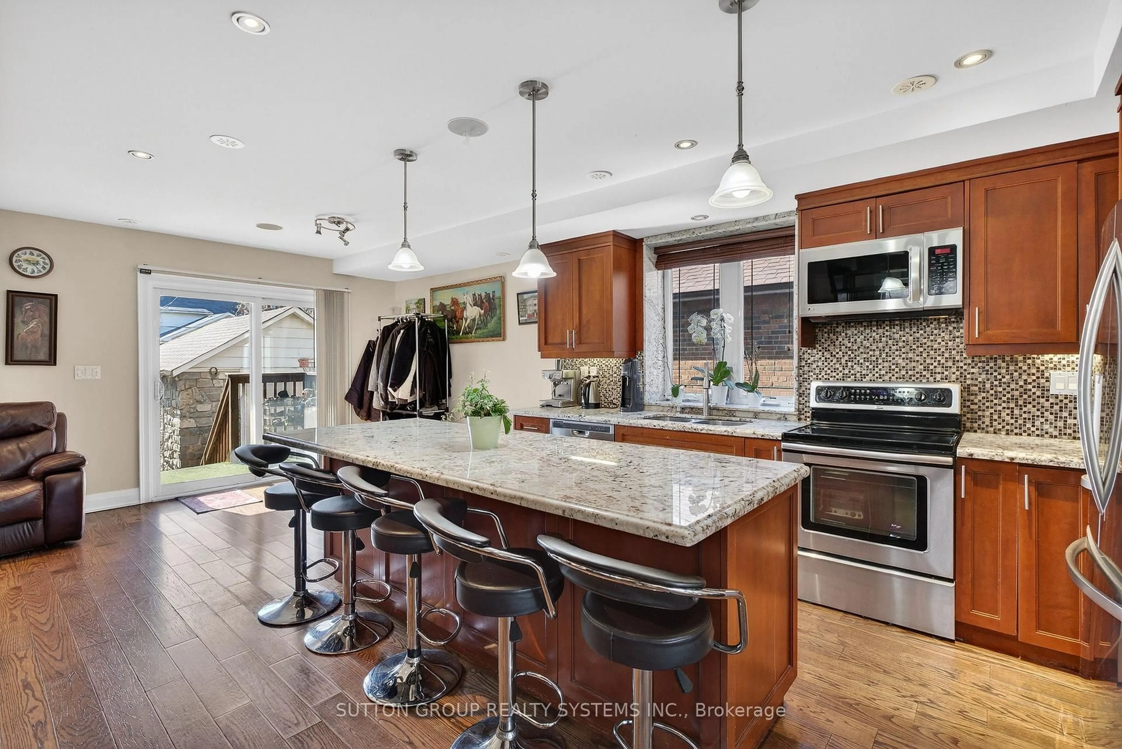 Open concept kitchen, ceramic/tile floor for 32 Green Lanes, Toronto Ontario M8Z 4V6