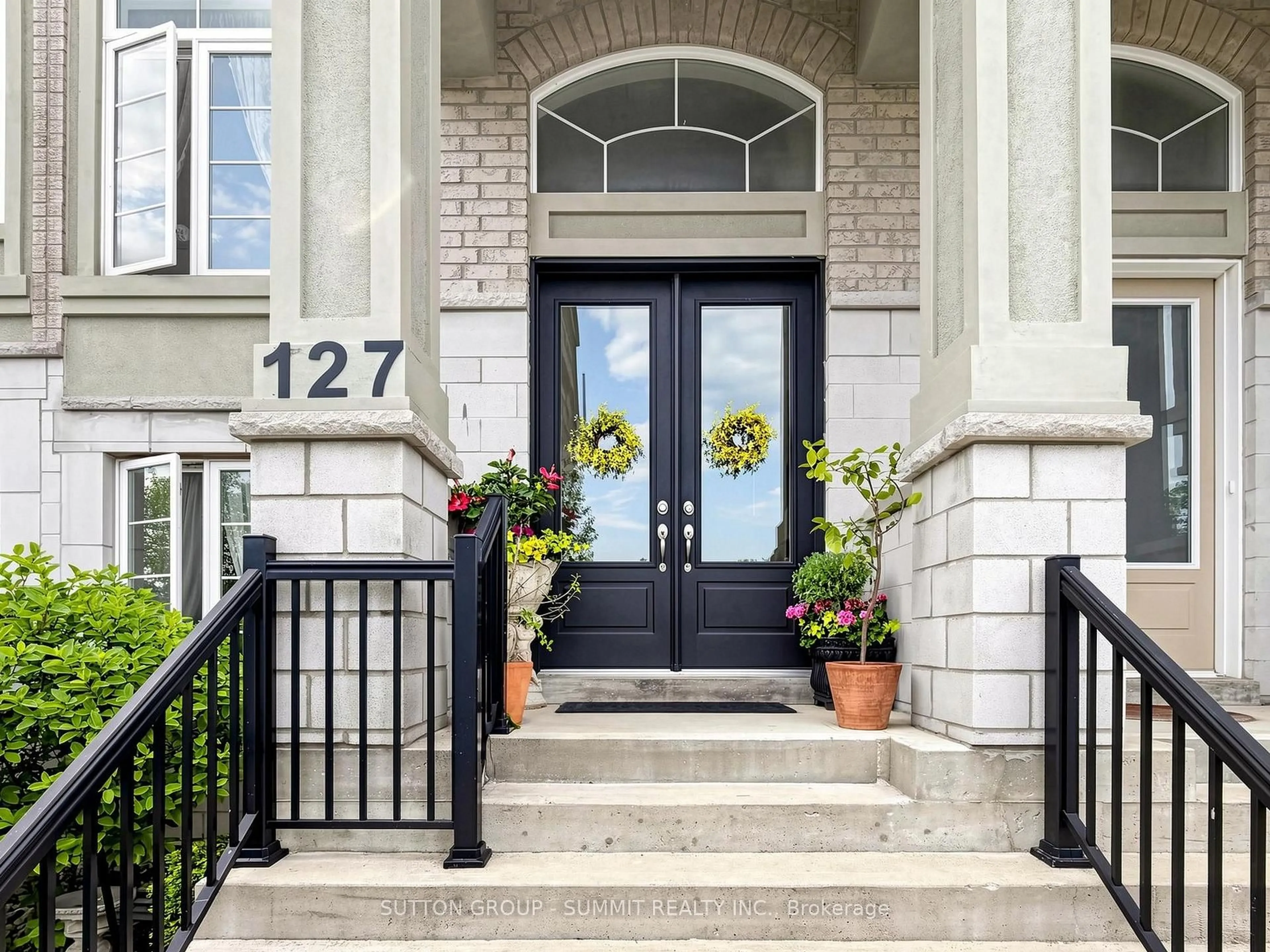 Indoor entryway for 127 Armdale Rd, Mississauga Ontario L4Z 0C4