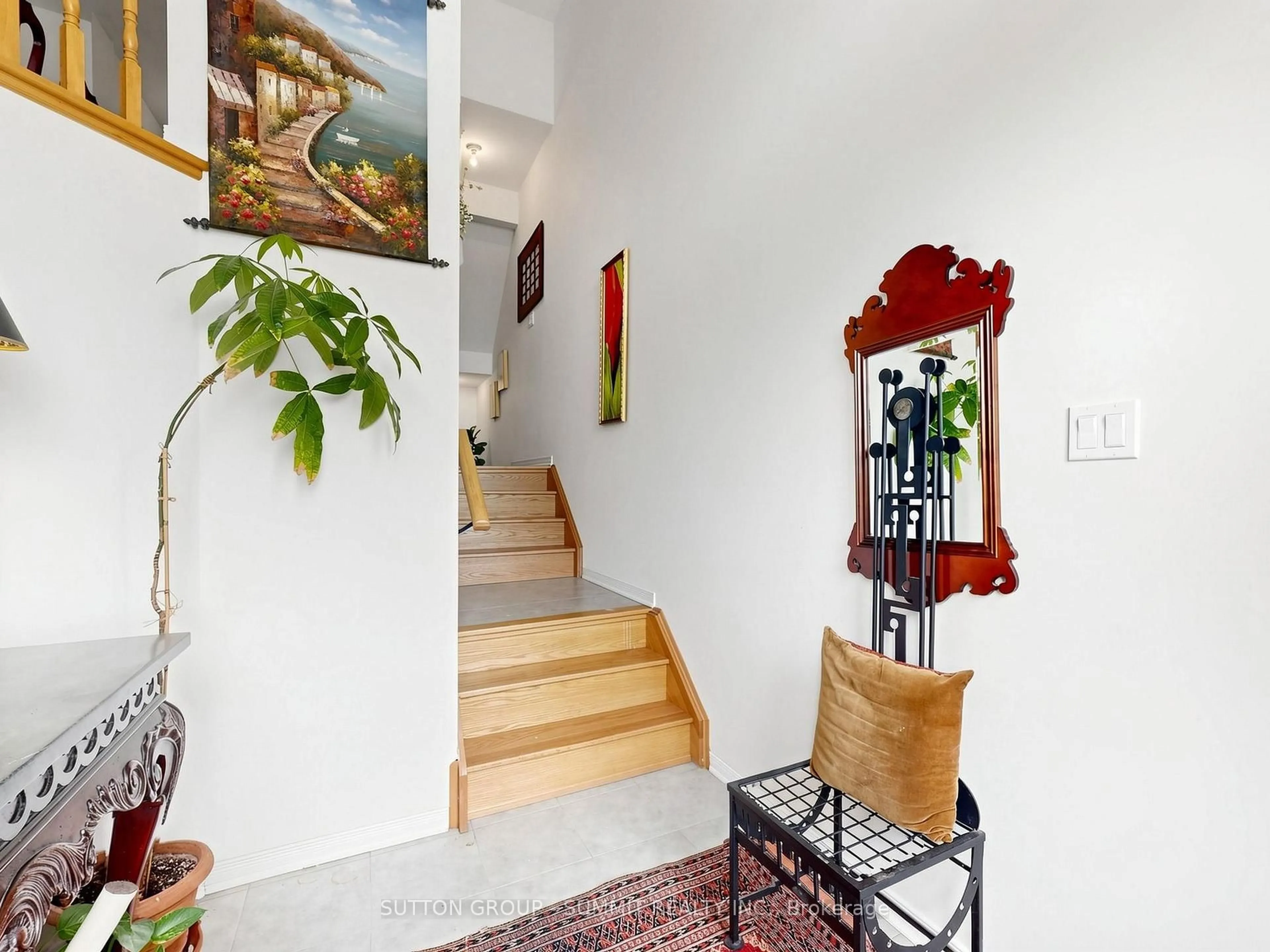 Indoor foyer for 127 Armdale Rd, Mississauga Ontario L4Z 0C4