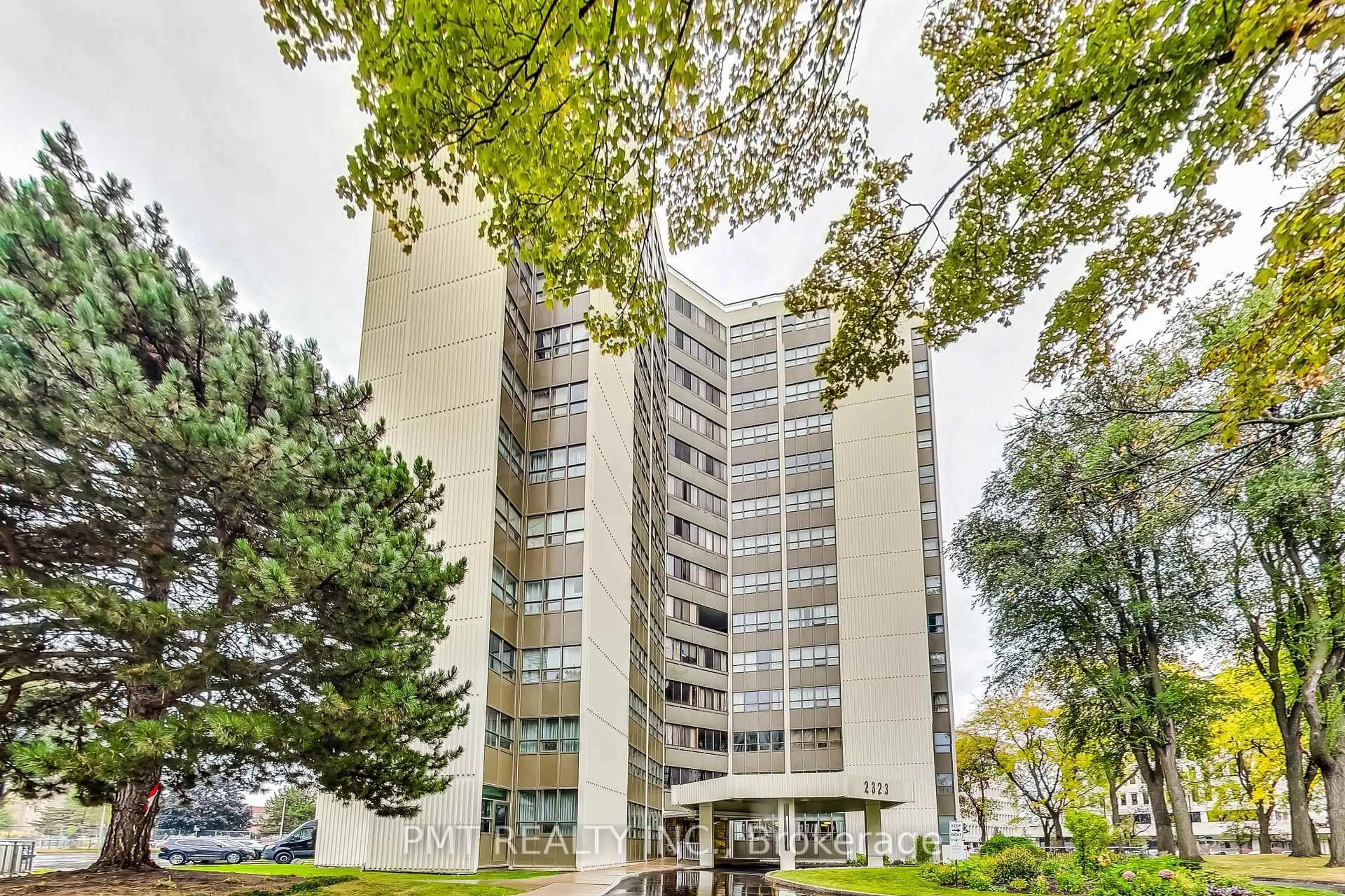 Indoor foyer for 2323 Confederation Pkwy #1105, Mississauga Ontario L5B 1R6