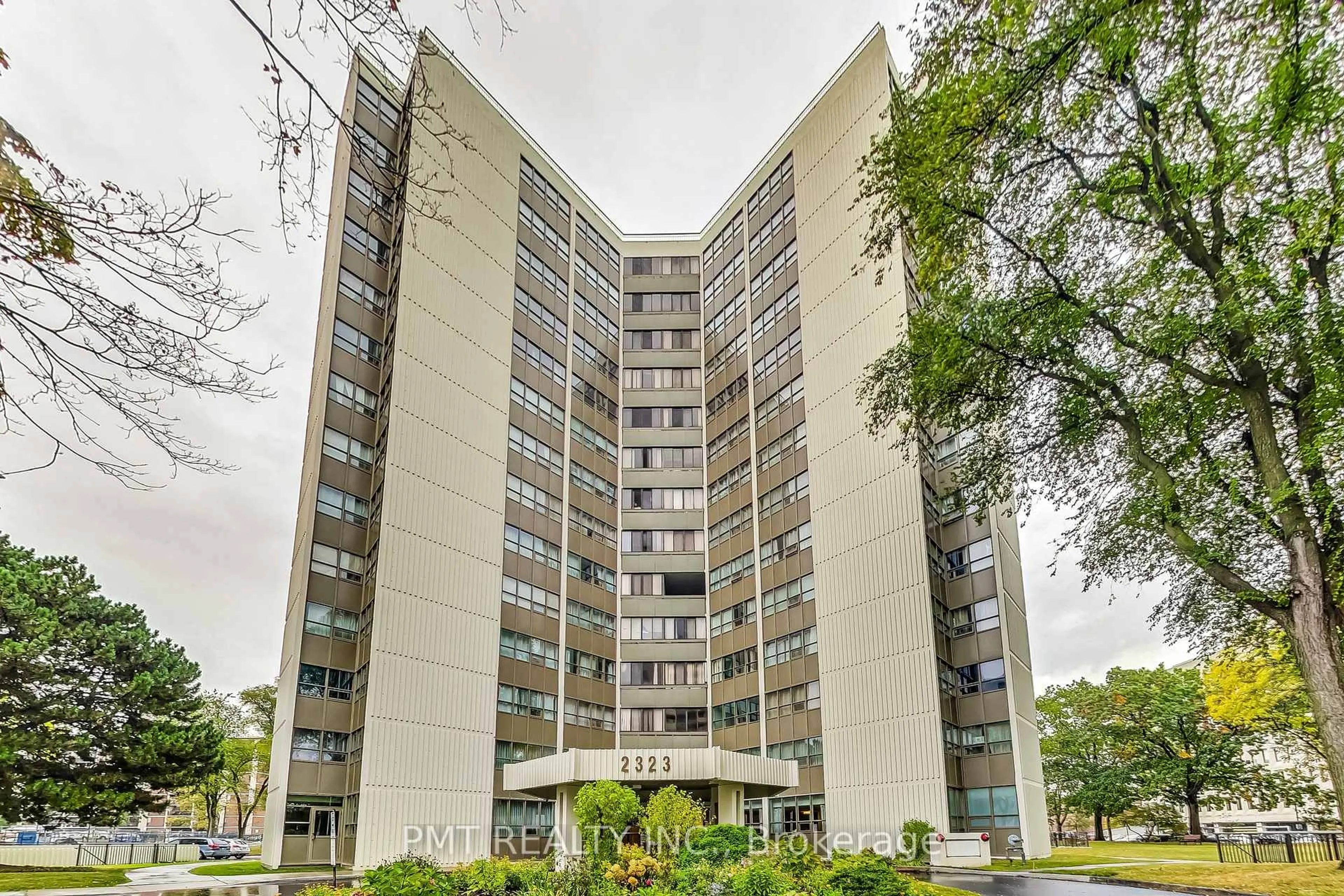 Indoor foyer for 2323 Confederation Pkwy #1105, Mississauga Ontario L5B 1R6