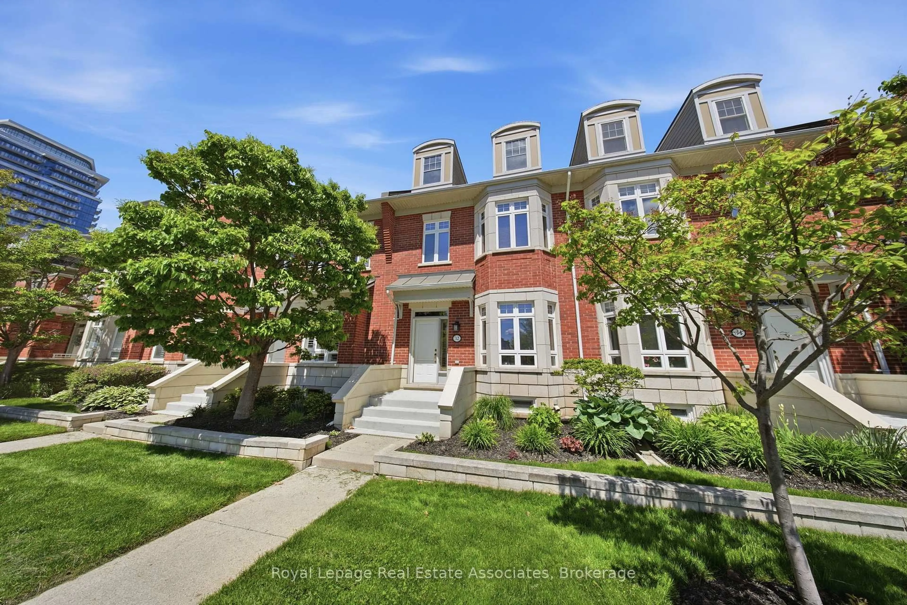 Home with brick exterior material, street for 32 St Lawrence Dr, Mississauga Ontario L5G 4V1