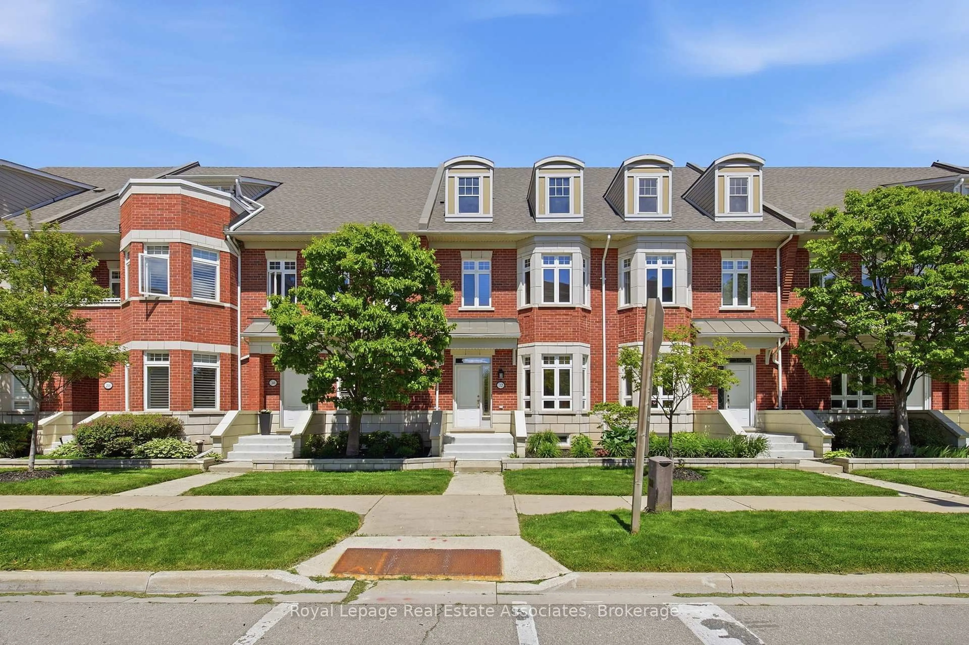 Home with brick exterior material, street for 32 St Lawrence Dr, Mississauga Ontario L5G 4V1