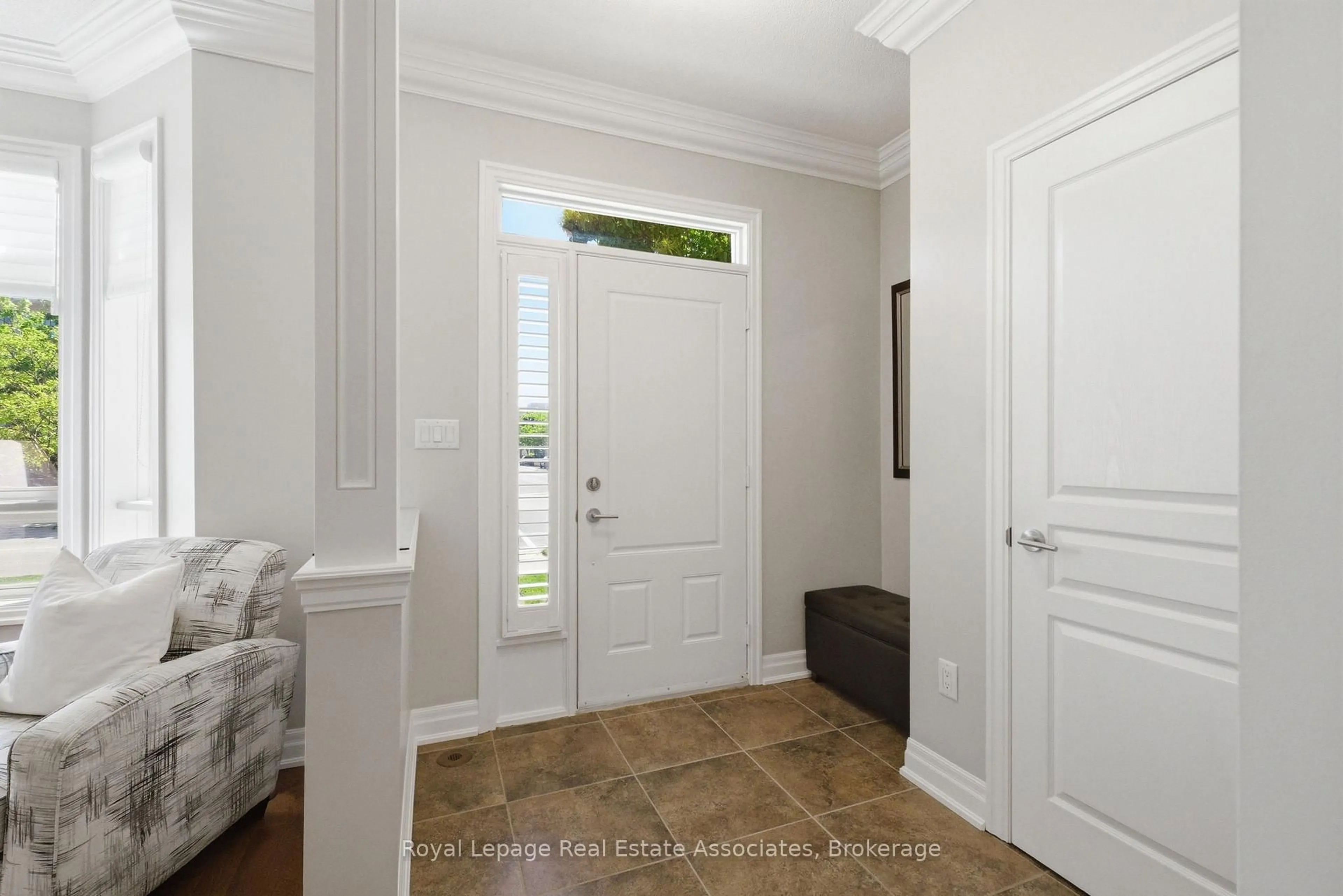 Indoor entryway for 32 St Lawrence Dr, Mississauga Ontario L5G 4V1