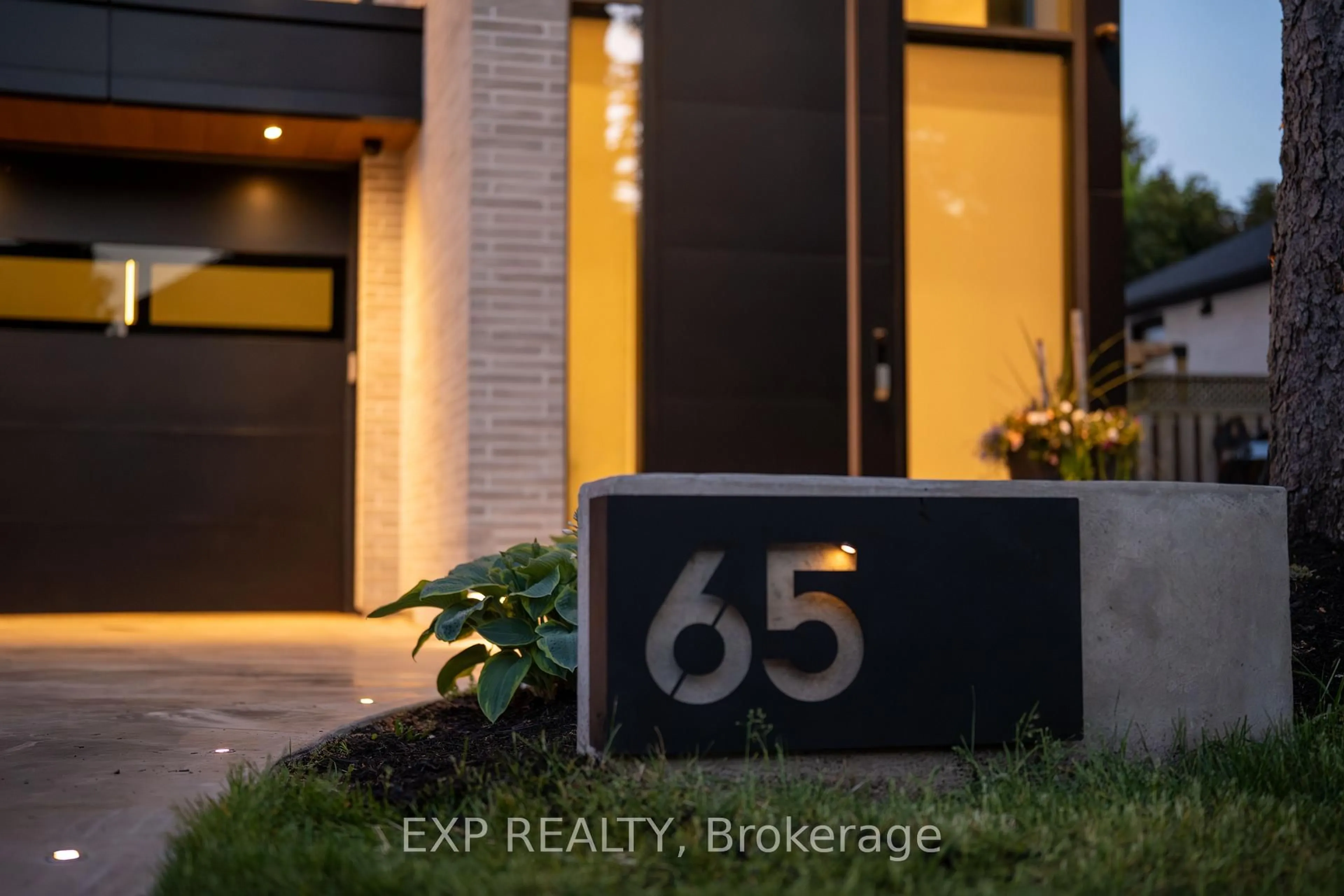 Indoor entryway for 65 Edgecroft Rd, Toronto Ontario M8Z 2C1