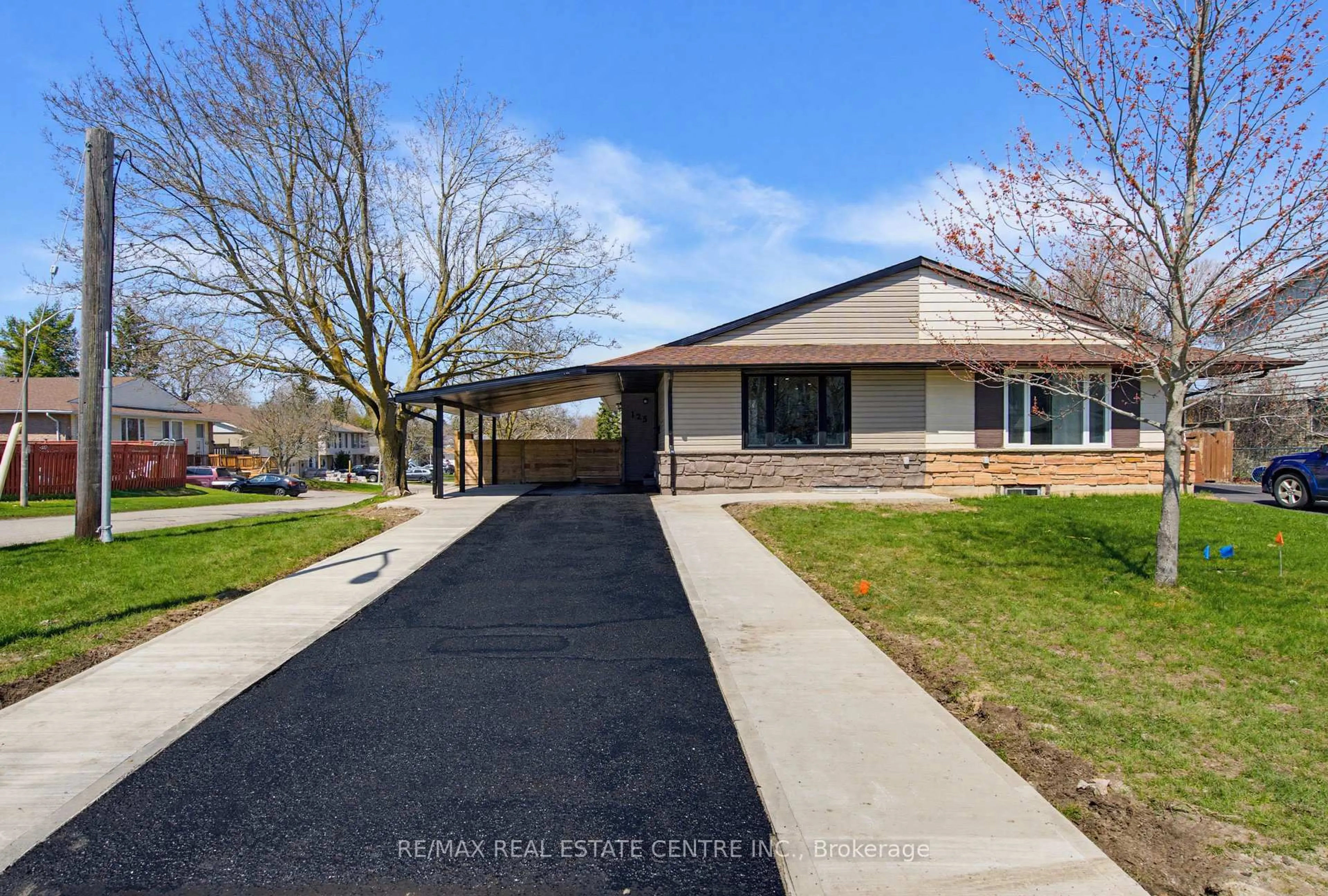 Home with vinyl exterior material, street for 125 Dufferin St, Orangeville Ontario L9W 1X4