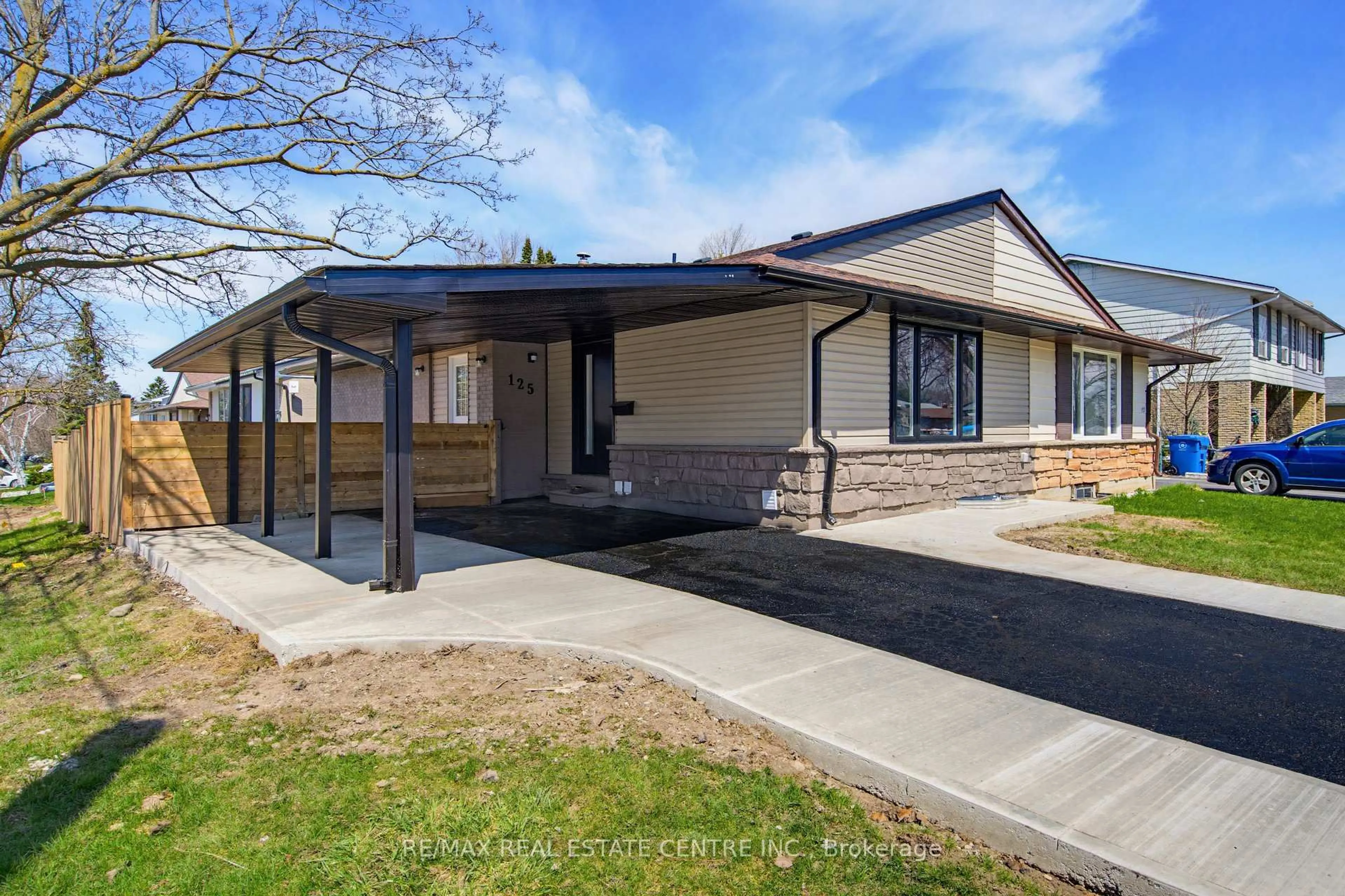Home with vinyl exterior material, street for 125 Dufferin St, Orangeville Ontario L9W 1X4