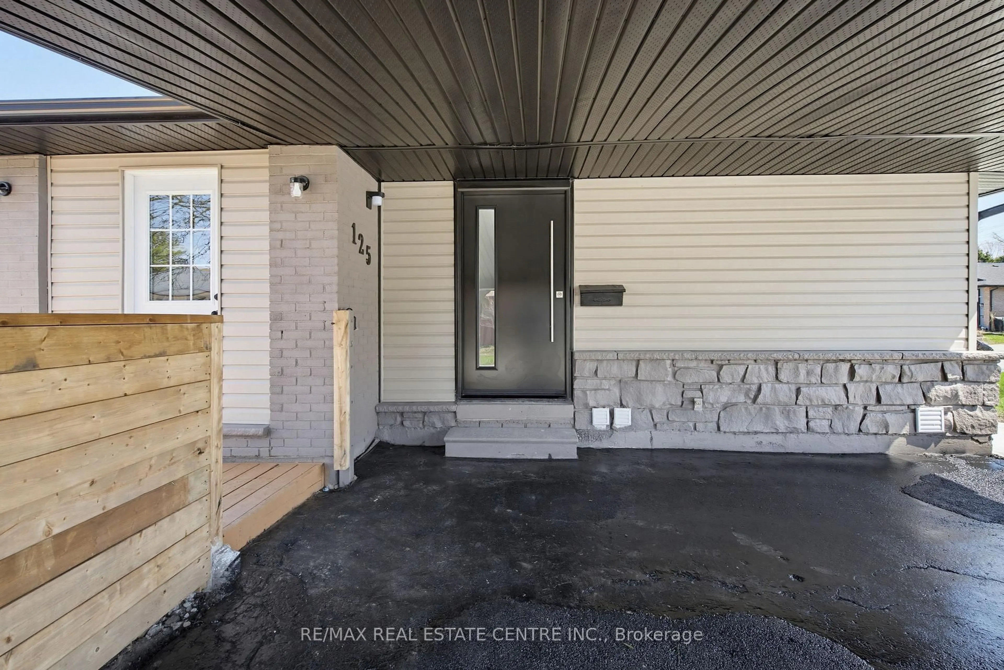 Indoor entryway for 125 Dufferin St, Orangeville Ontario L9W 1X4