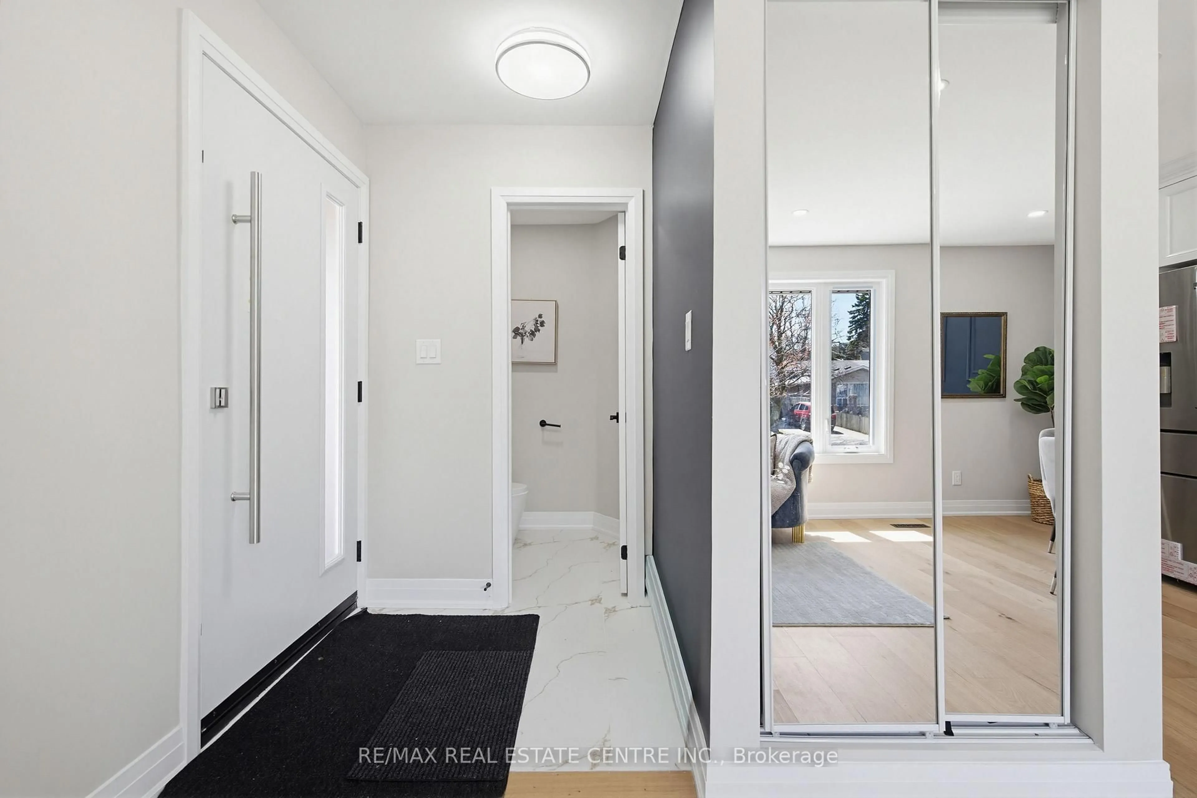 Indoor entryway for 125 Dufferin St, Orangeville Ontario L9W 1X4