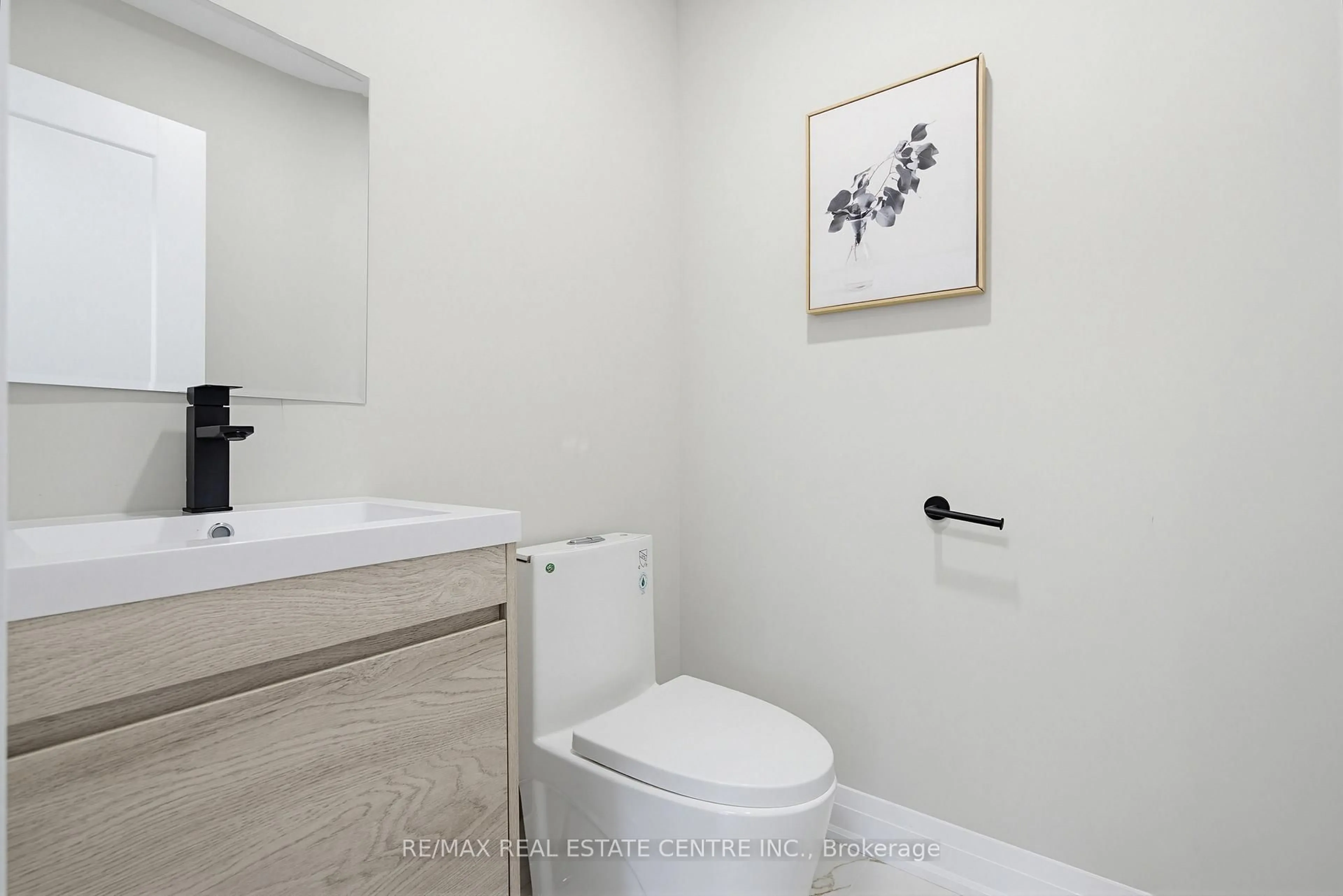 Standard bathroom, unknown for 125 Dufferin St, Orangeville Ontario L9W 1X4