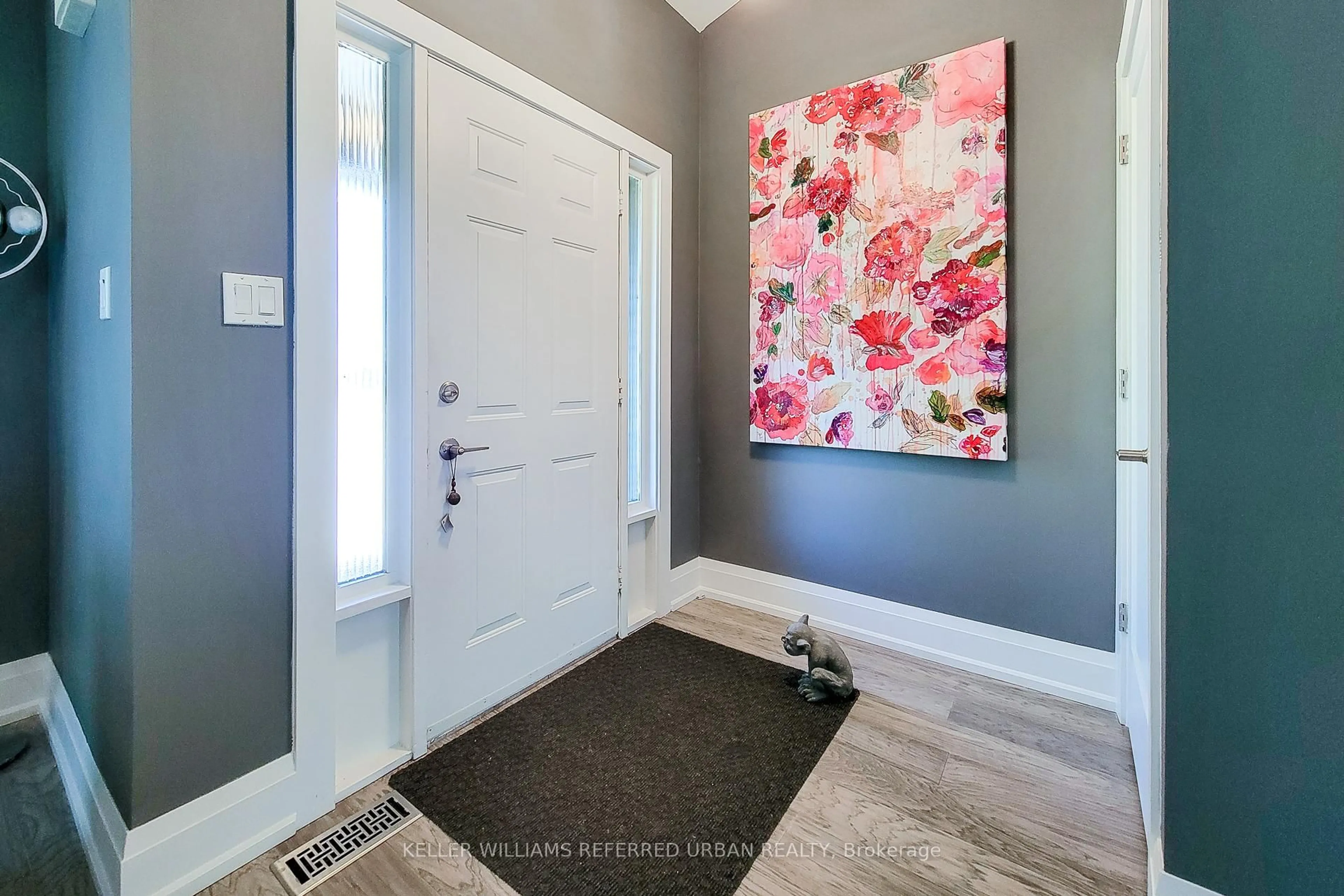 Indoor entryway for 680 Powell Crt, Burlington Ontario L7R 3E8
