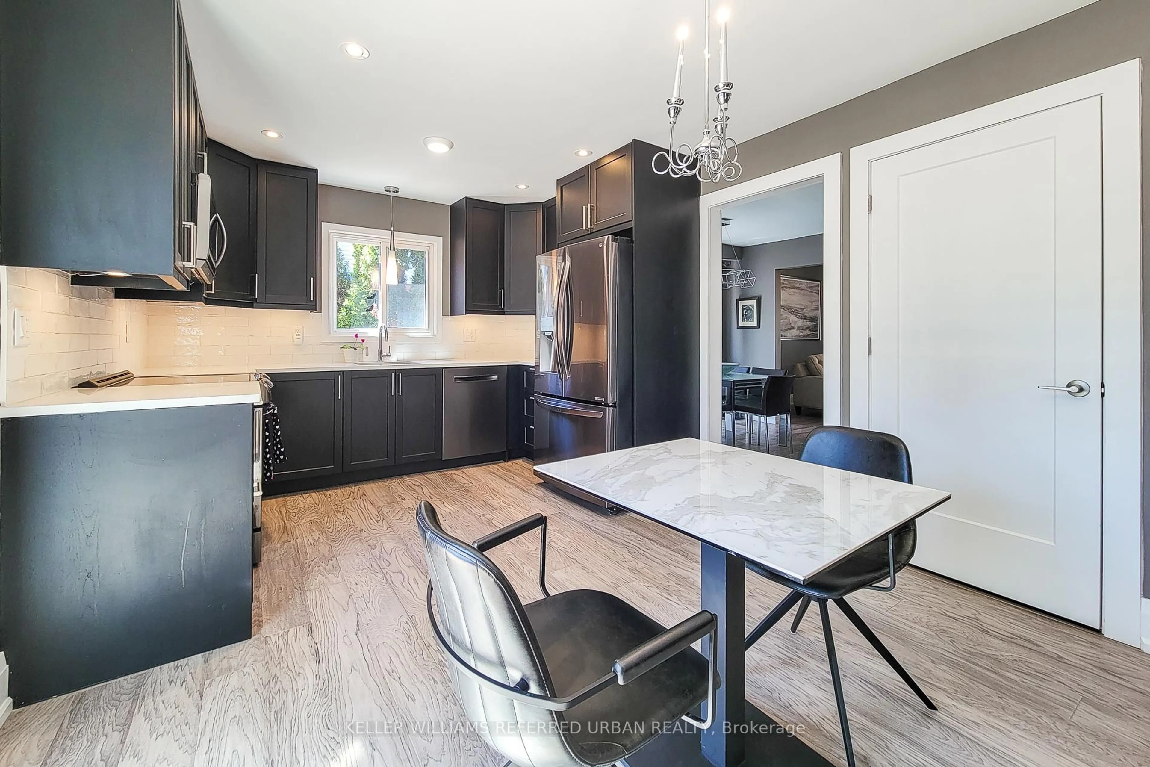 Contemporary kitchen, unknown for 680 Powell Crt, Burlington Ontario L7R 3E8