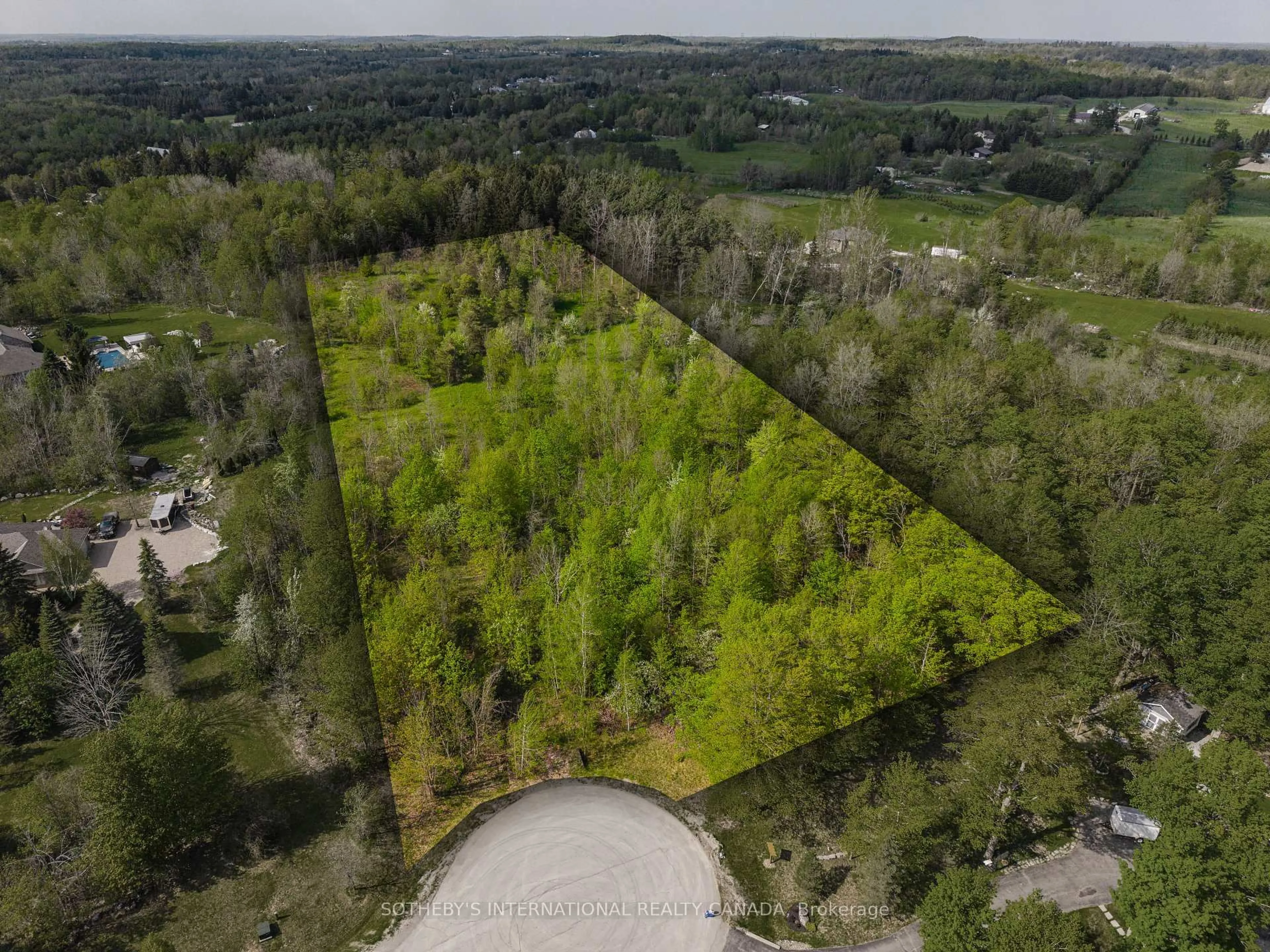 A pic from outside/outdoor area/front of a property/back of a property/a pic from drone, forest/trees view for 15 Morgan Dr, Halton Hills Ontario L7J 2L7