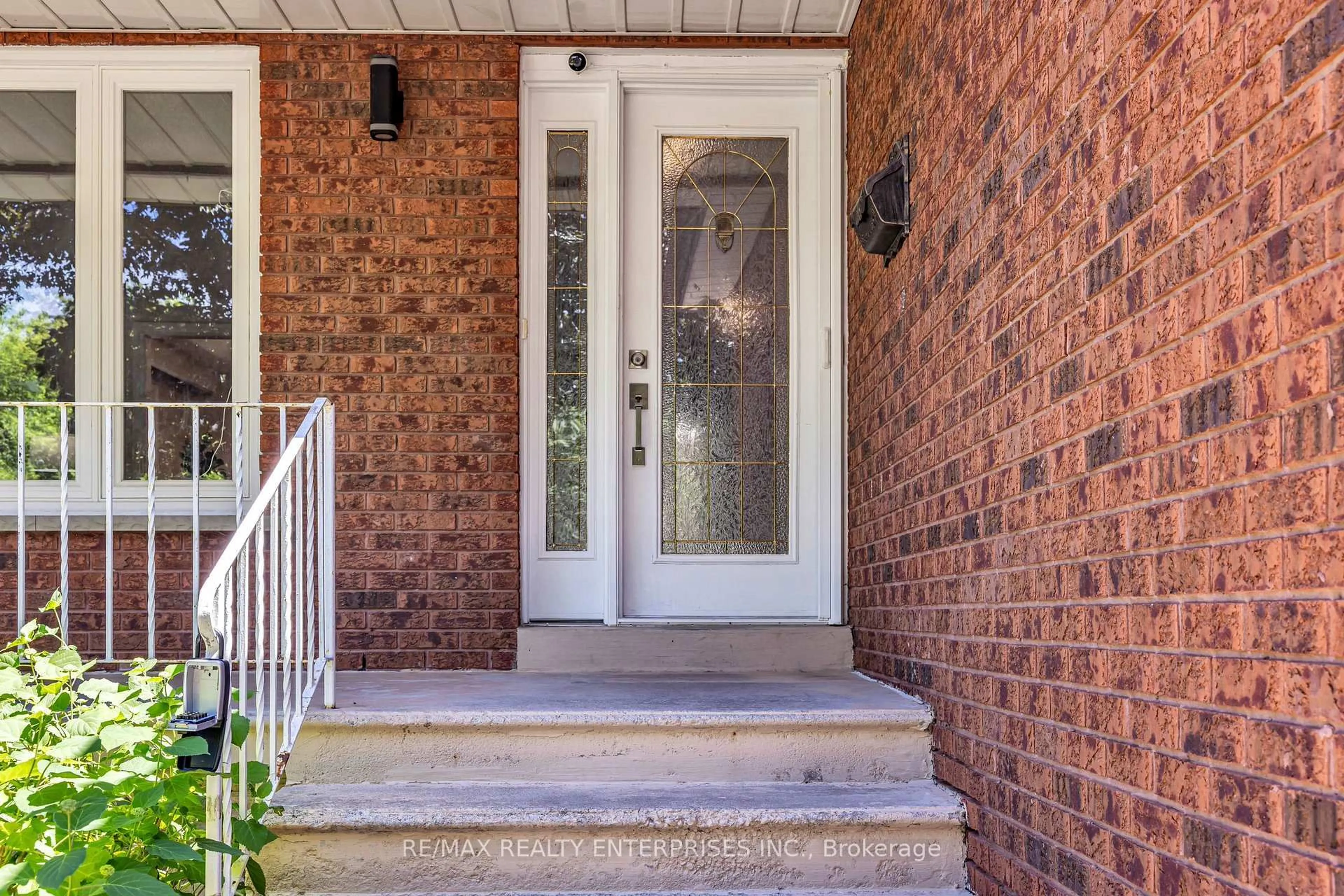 Indoor entryway for 2477 Catherine Jean Lane, Mississauga Ontario L5A 4B1