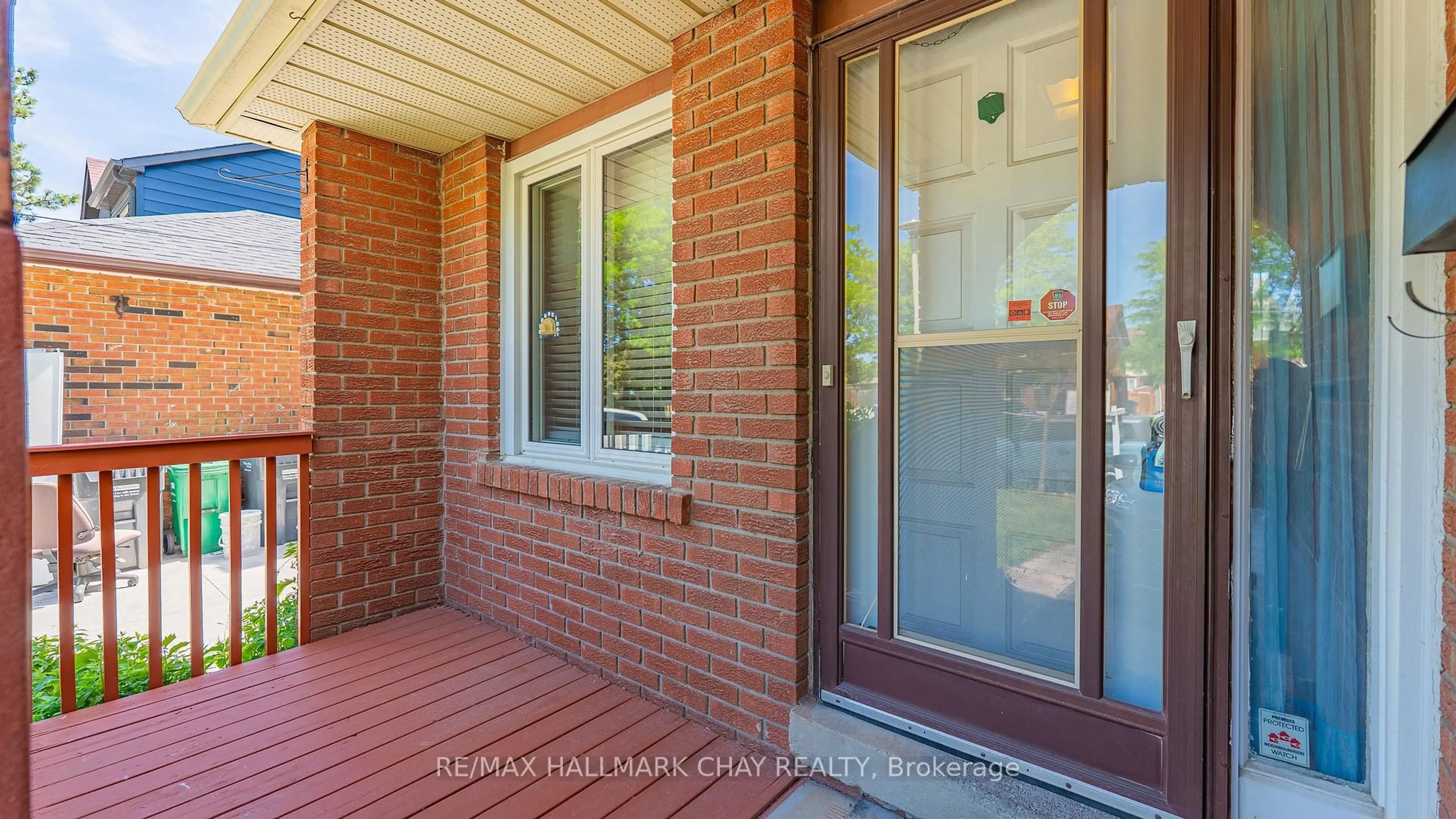 Indoor entryway for 22 Rowe Crt, Brampton Ontario L6X 2S2