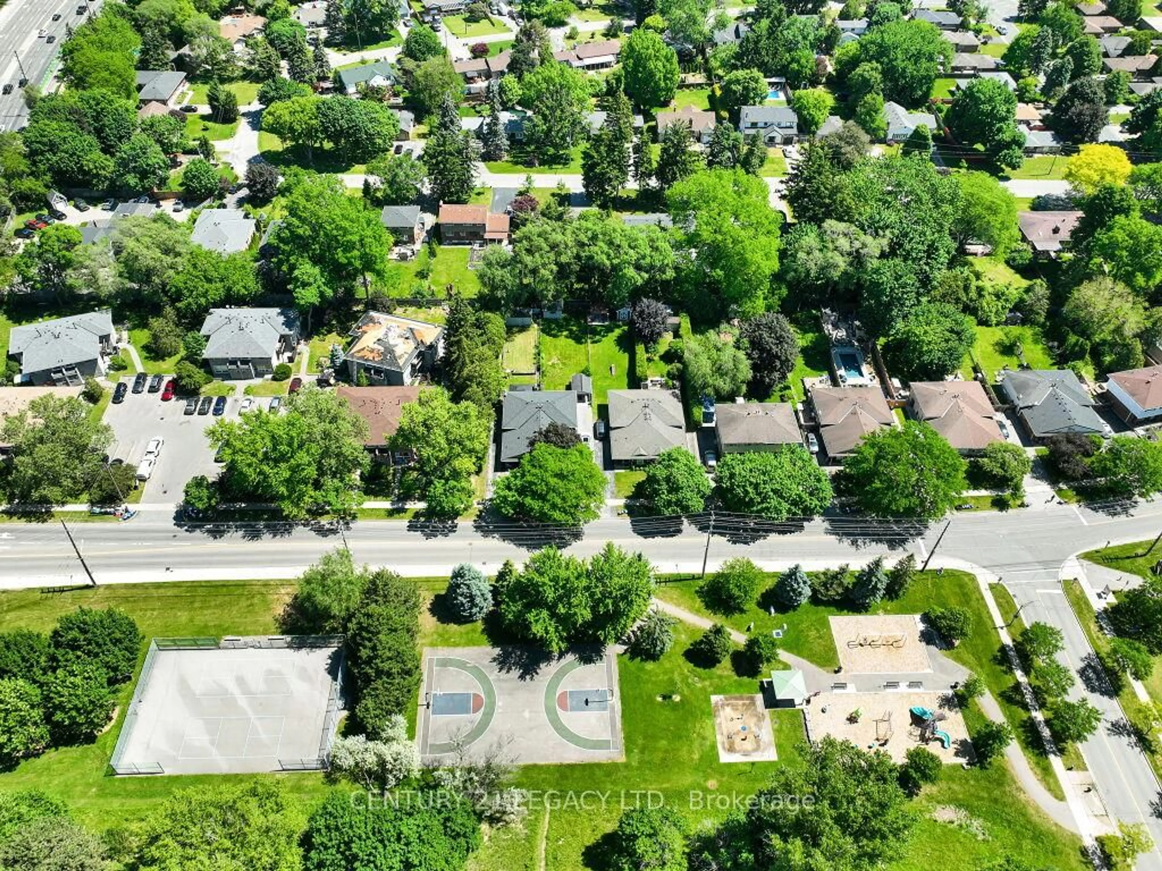 A pic from outside/outdoor area/front of a property/back of a property/a pic from drone, street for 957 Francis Rd, Burlington Ontario L7T 3Z1