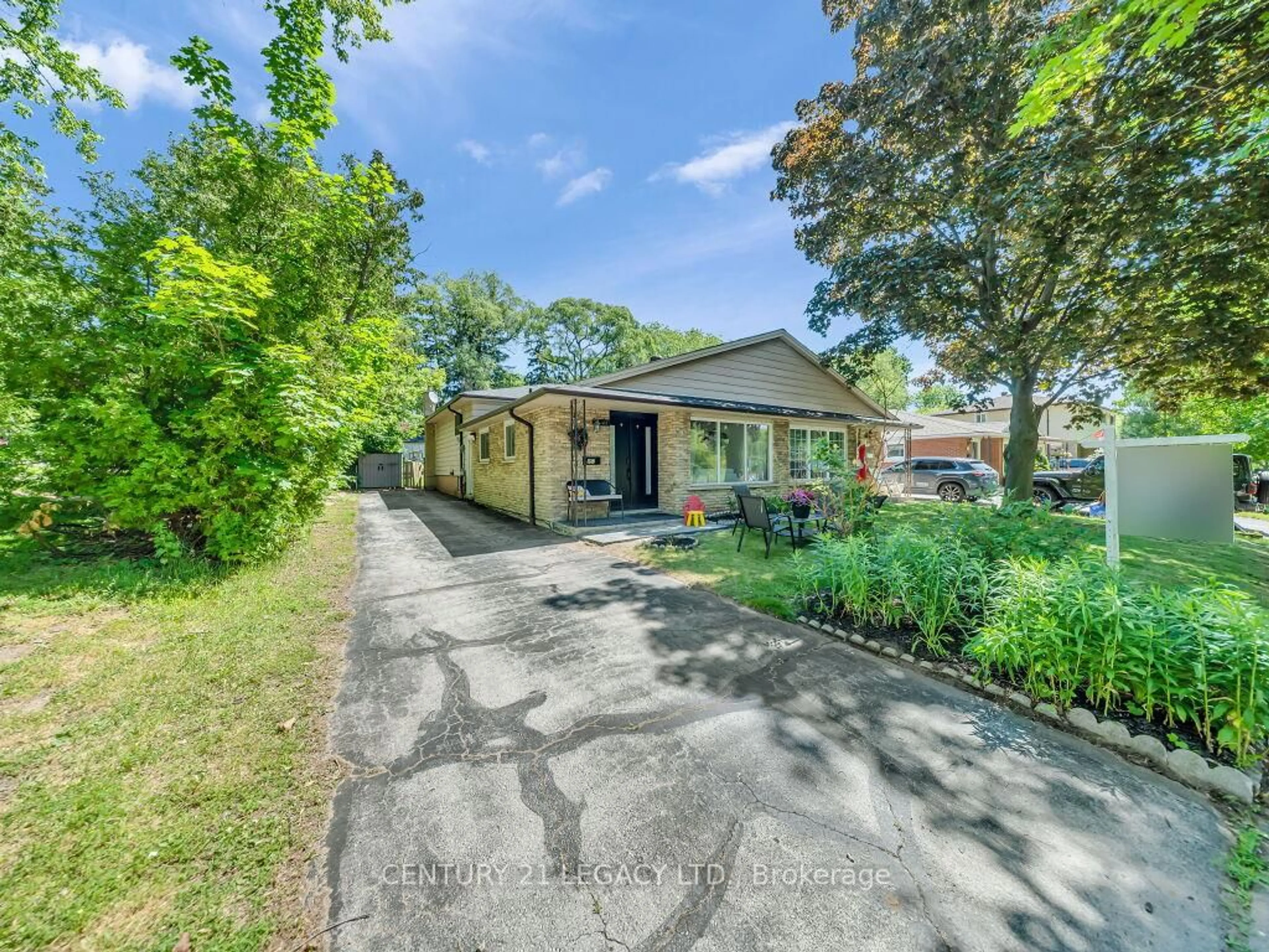 A pic from outside/outdoor area/front of a property/back of a property/a pic from drone, street for 957 Francis Rd, Burlington Ontario L7T 3Z1
