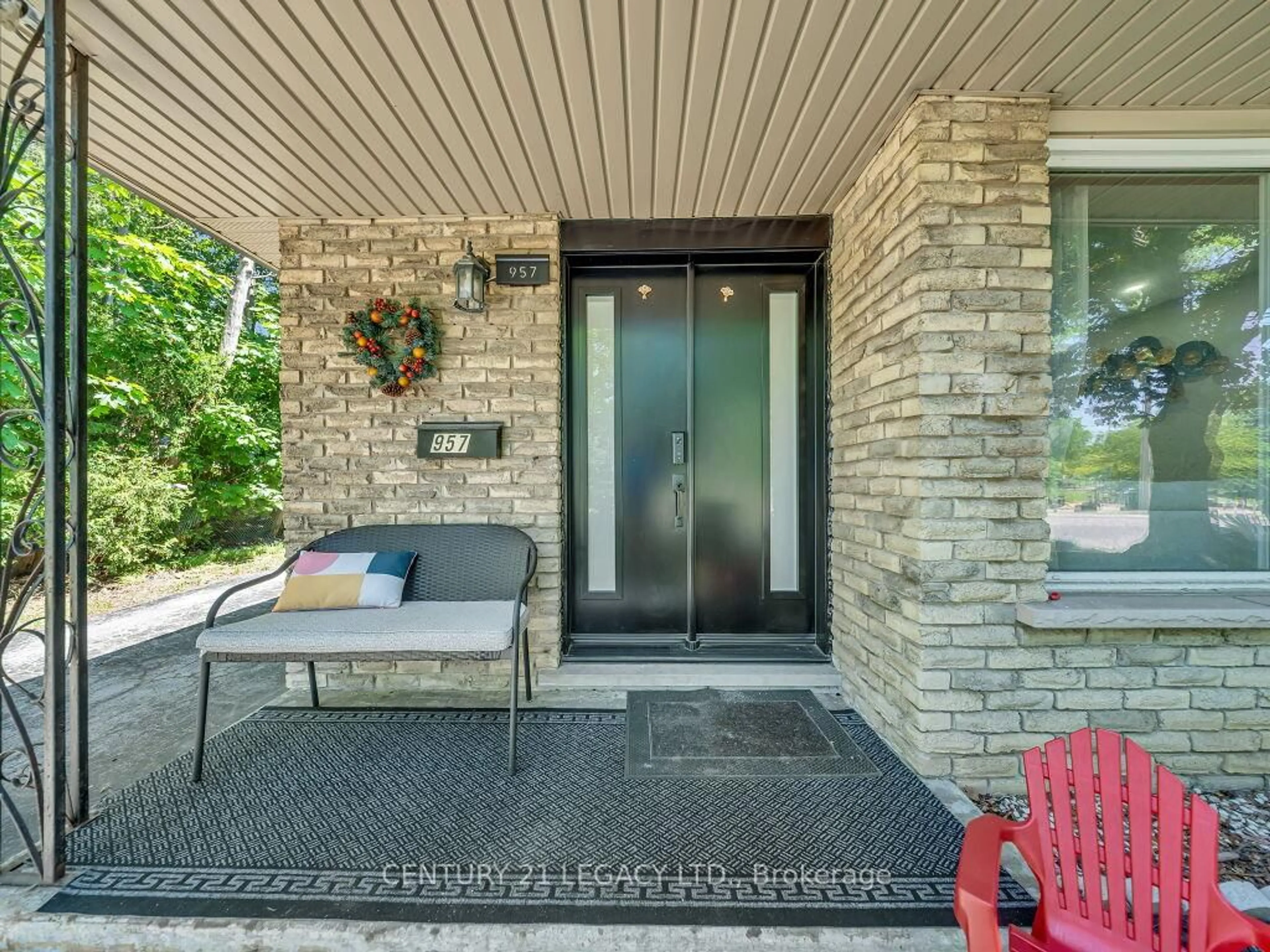Indoor entryway for 957 Francis Rd, Burlington Ontario L7T 3Z1