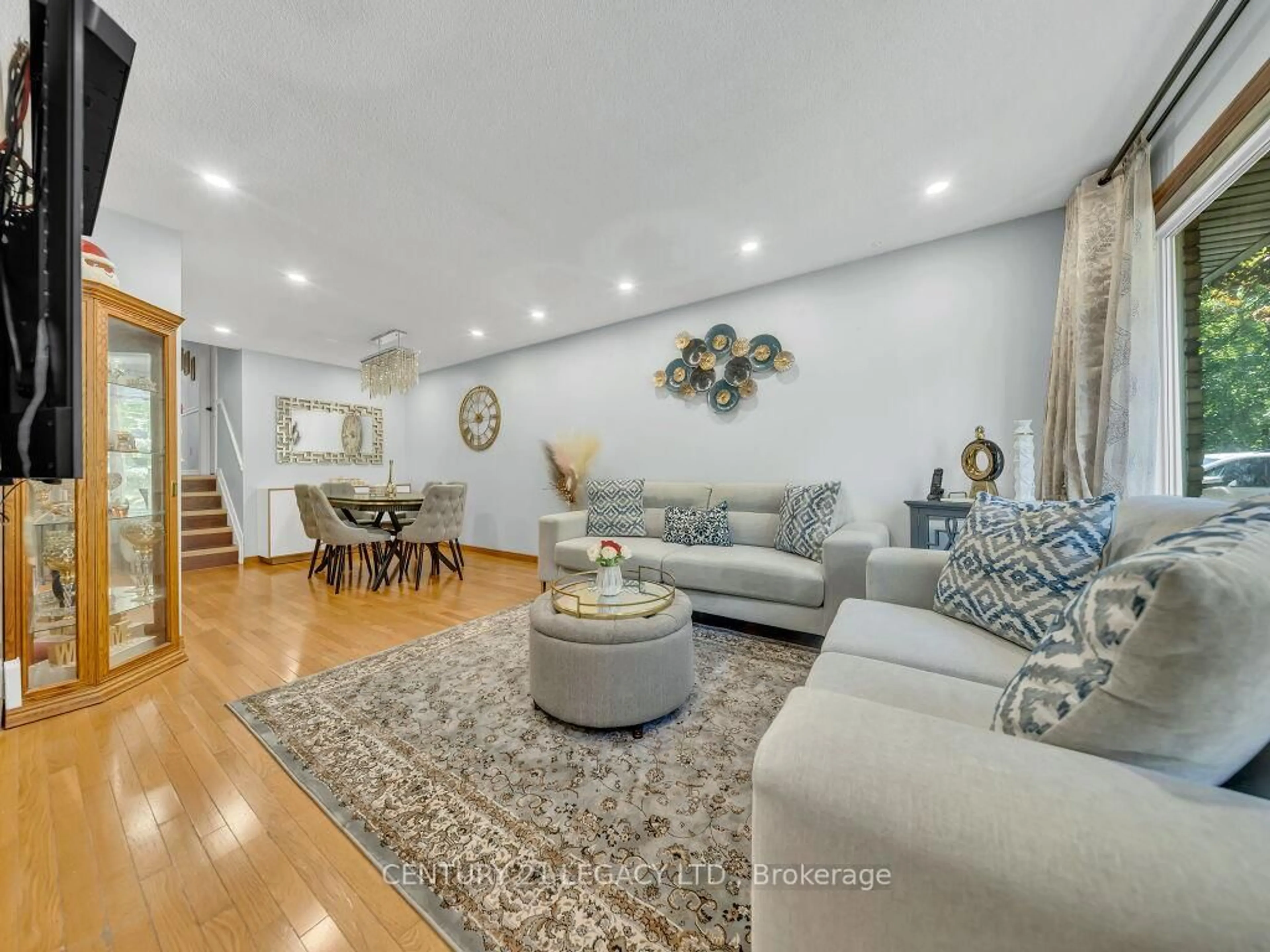 Living room with furniture, unknown for 957 Francis Rd, Burlington Ontario L7T 3Z1