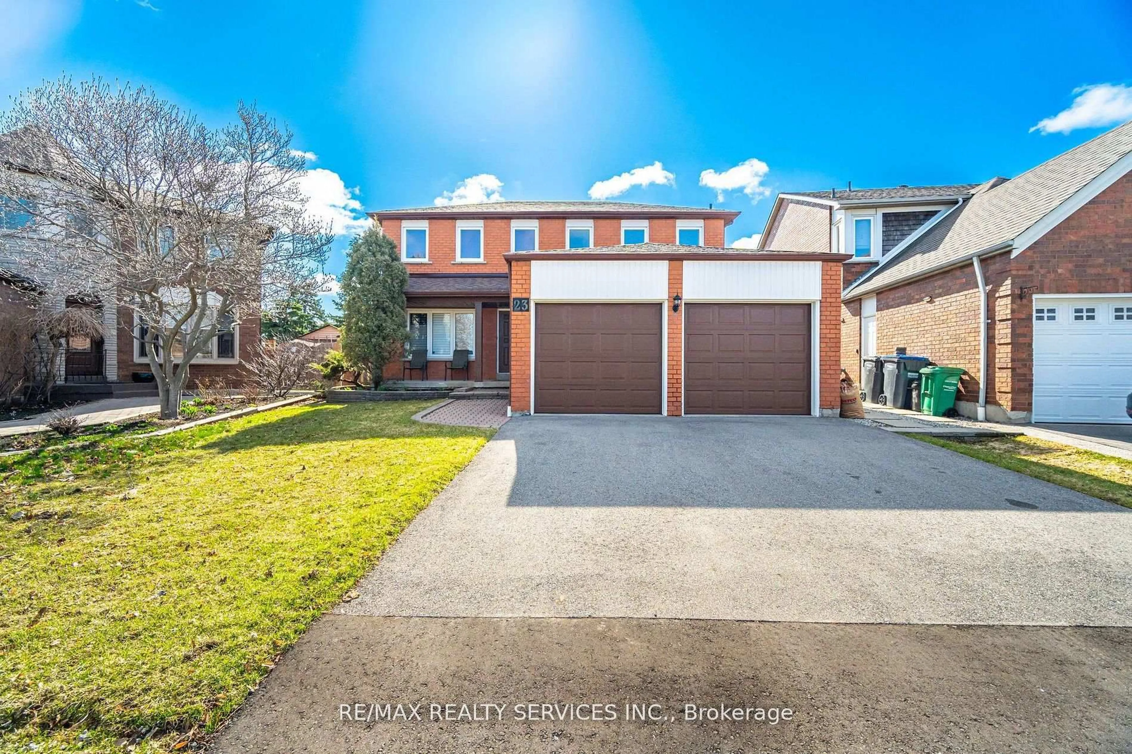 A pic from outside/outdoor area/front of a property/back of a property/a pic from drone, street for 23 Newbury Cres, Brampton Ontario L6S 5M3