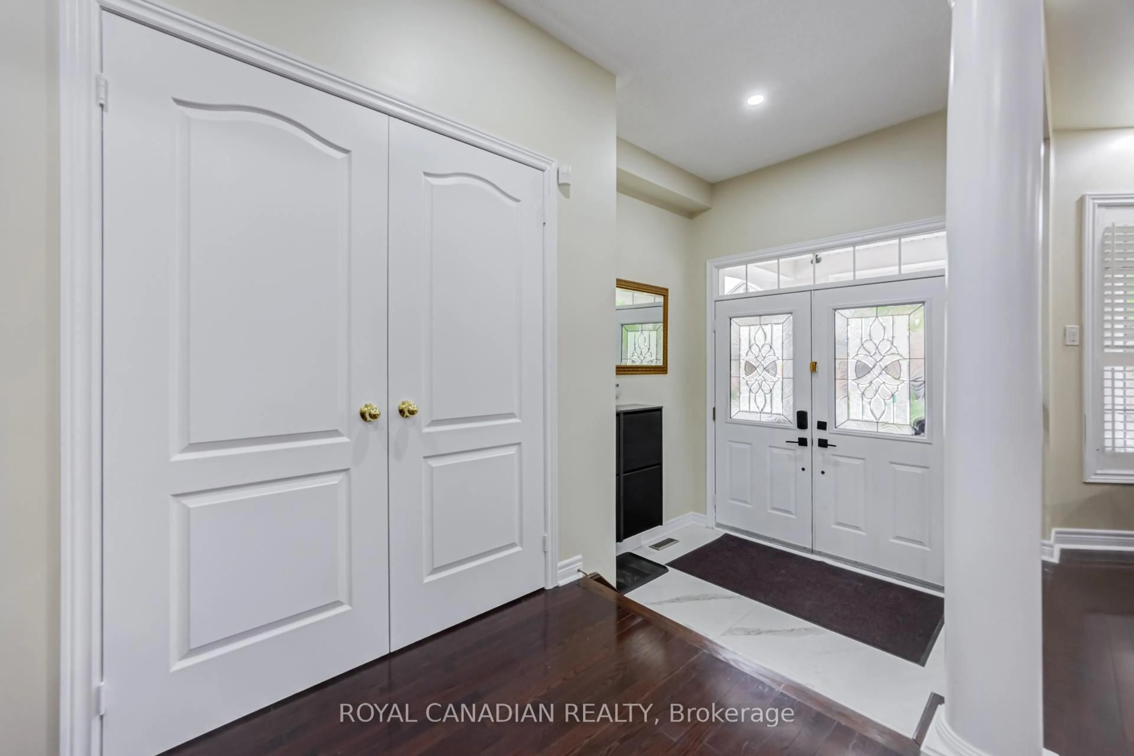 Indoor entryway for 43 Bluffwood Cres, Brampton Ontario L6P 2P3