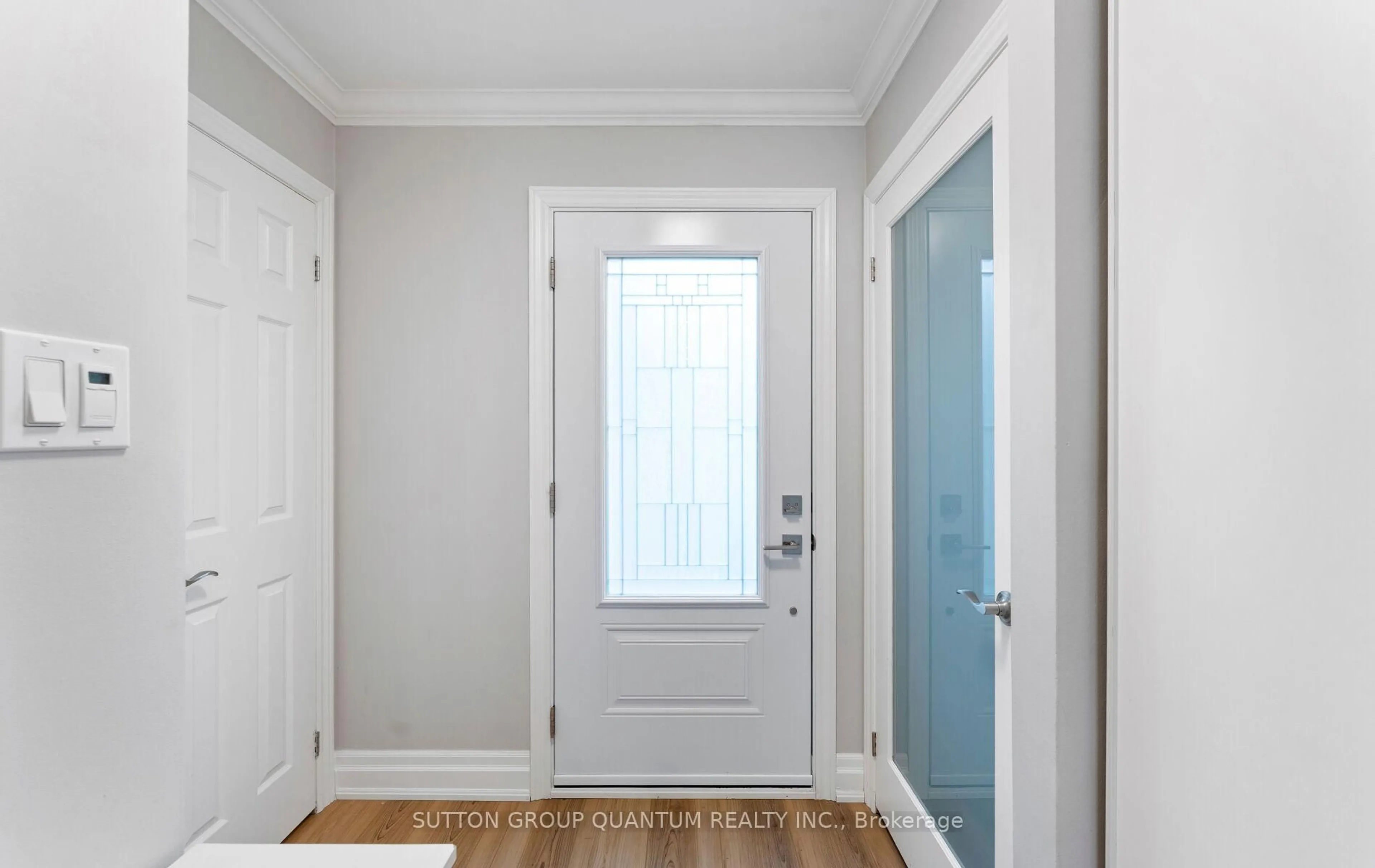 Indoor entryway for 3329 Bobwhite Mews, Mississauga Ontario L5N 6E8