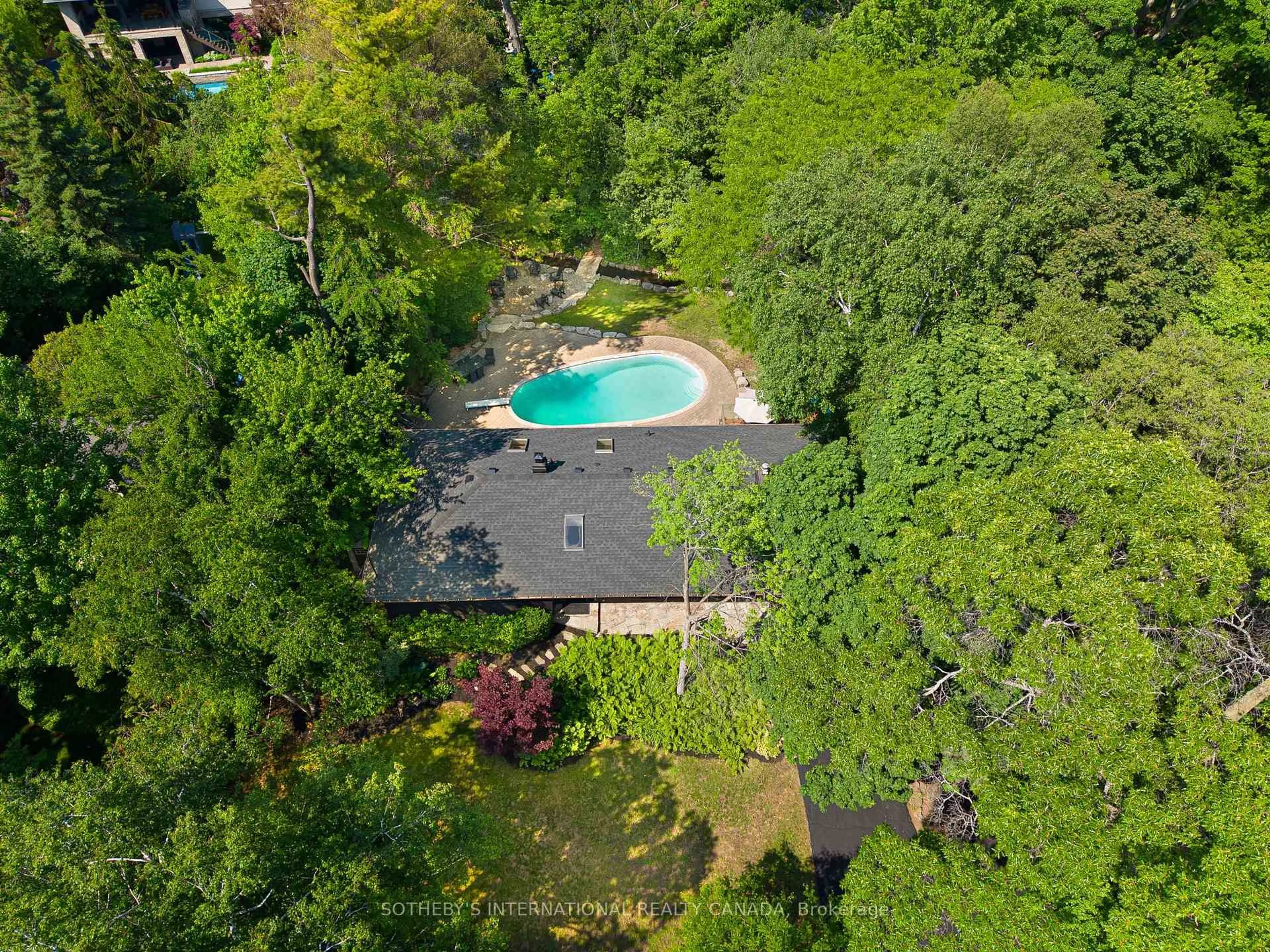 A pic from outside/outdoor area/front of a property/back of a property/a pic from drone, unknown for 268 Woodland Dr, Oakville Ontario L6J 4W5