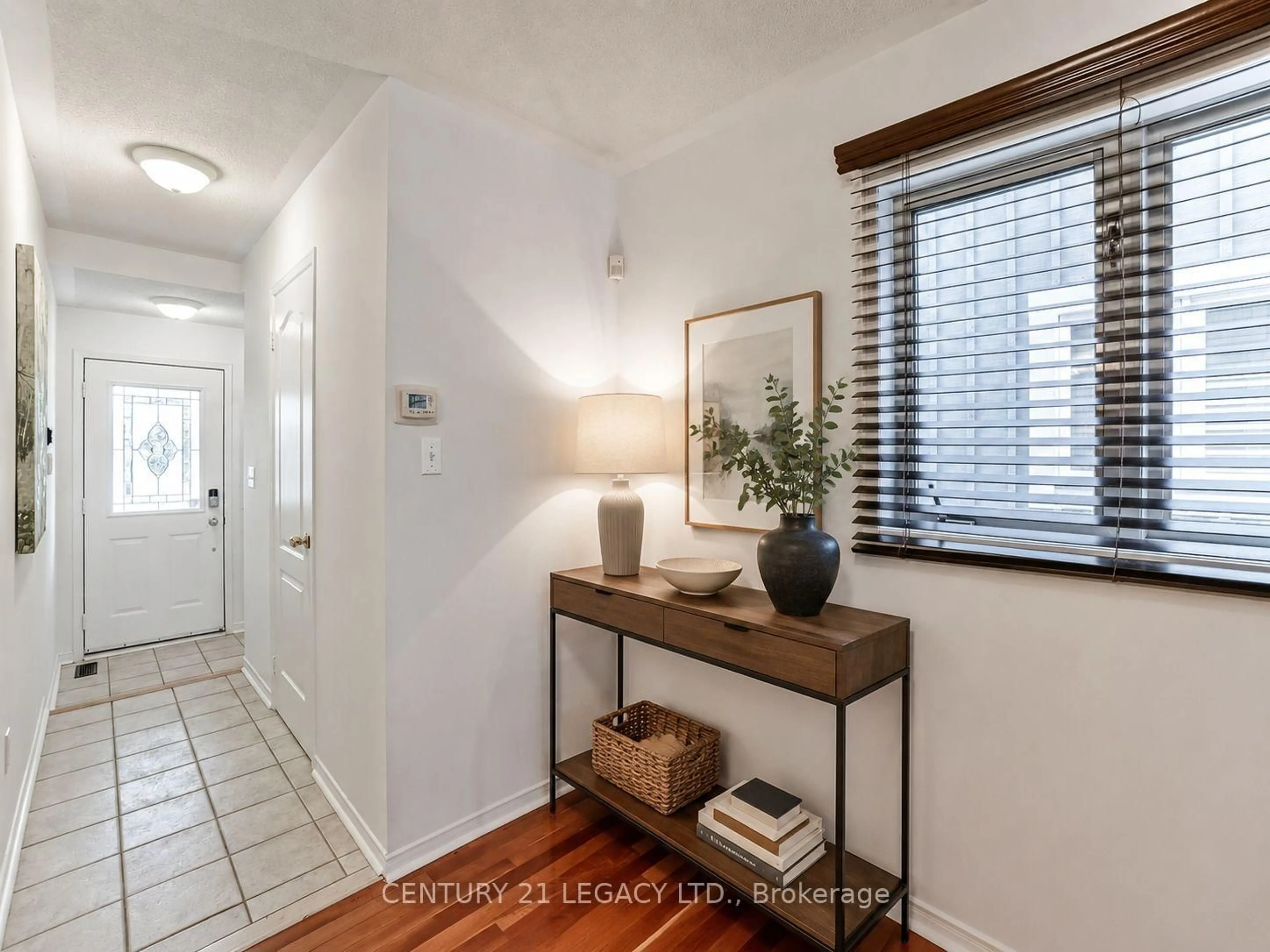 Indoor entryway for 1098 Carding Mill Pl, Mississauga Ontario L5W 1C5
