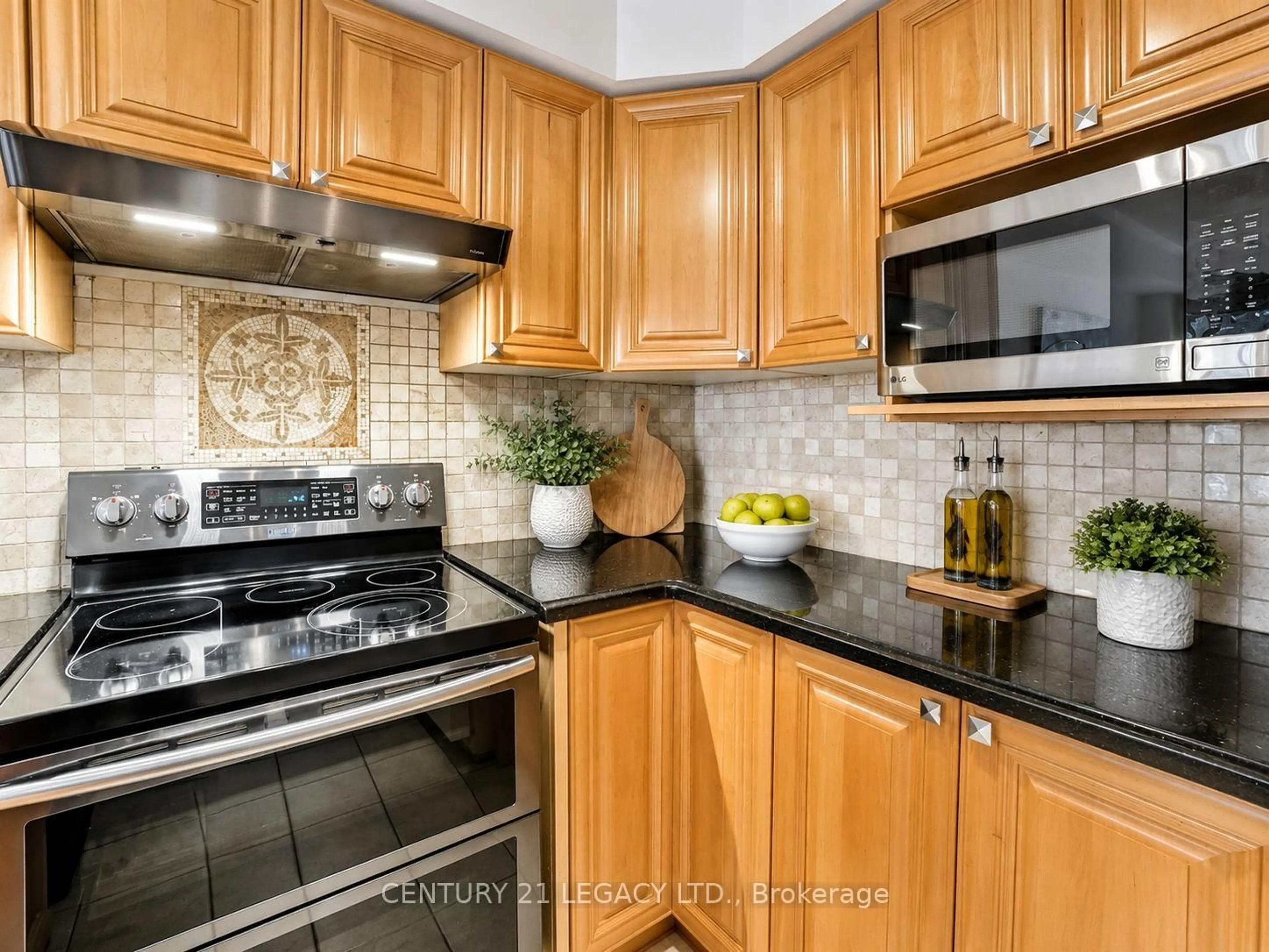 Standard kitchen, ceramic/tile floor for 1098 Carding Mill Pl, Mississauga Ontario L5W 1C5