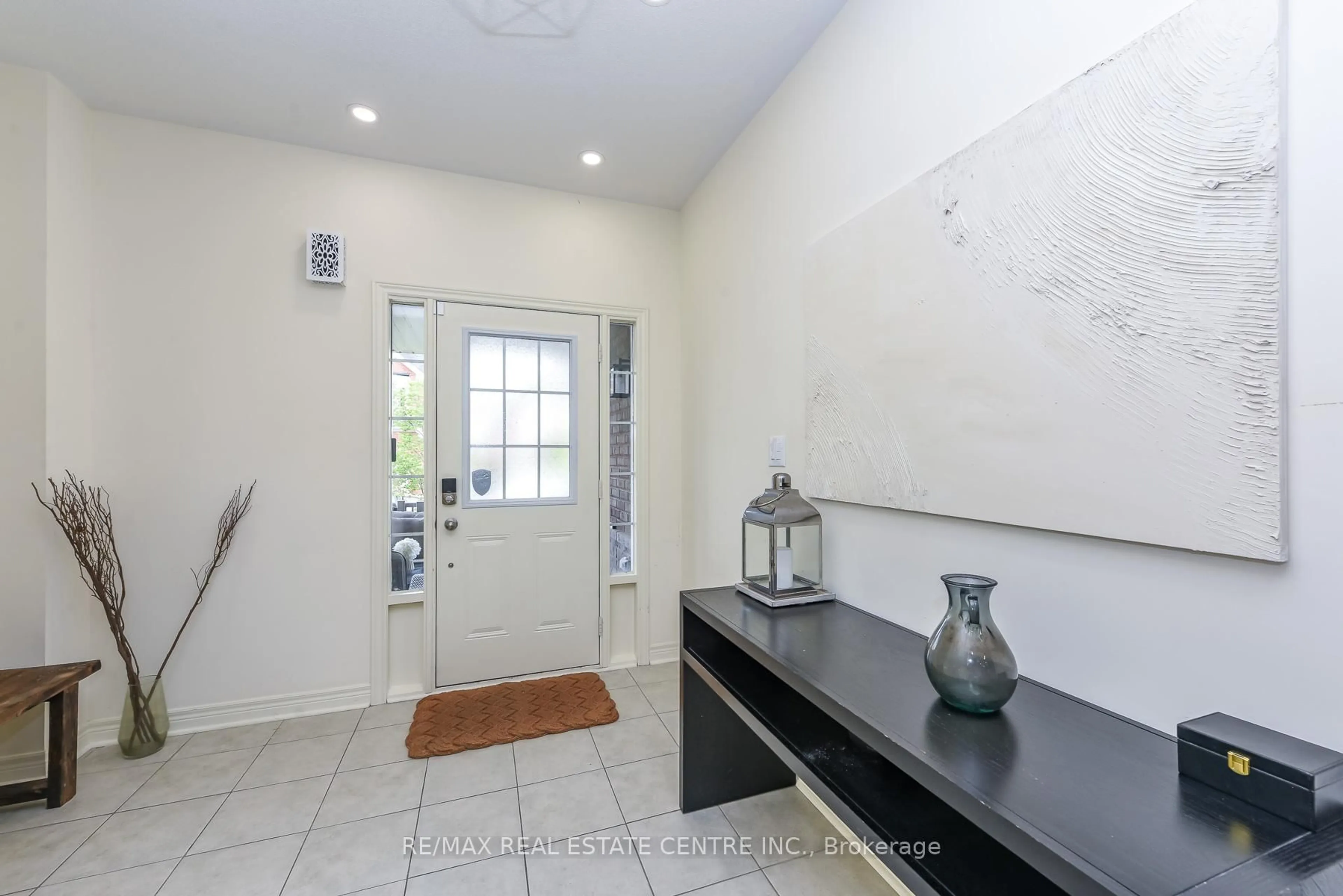 Indoor entryway for 610 BESSBOROUGH Dr, Milton Ontario L9T 8V9