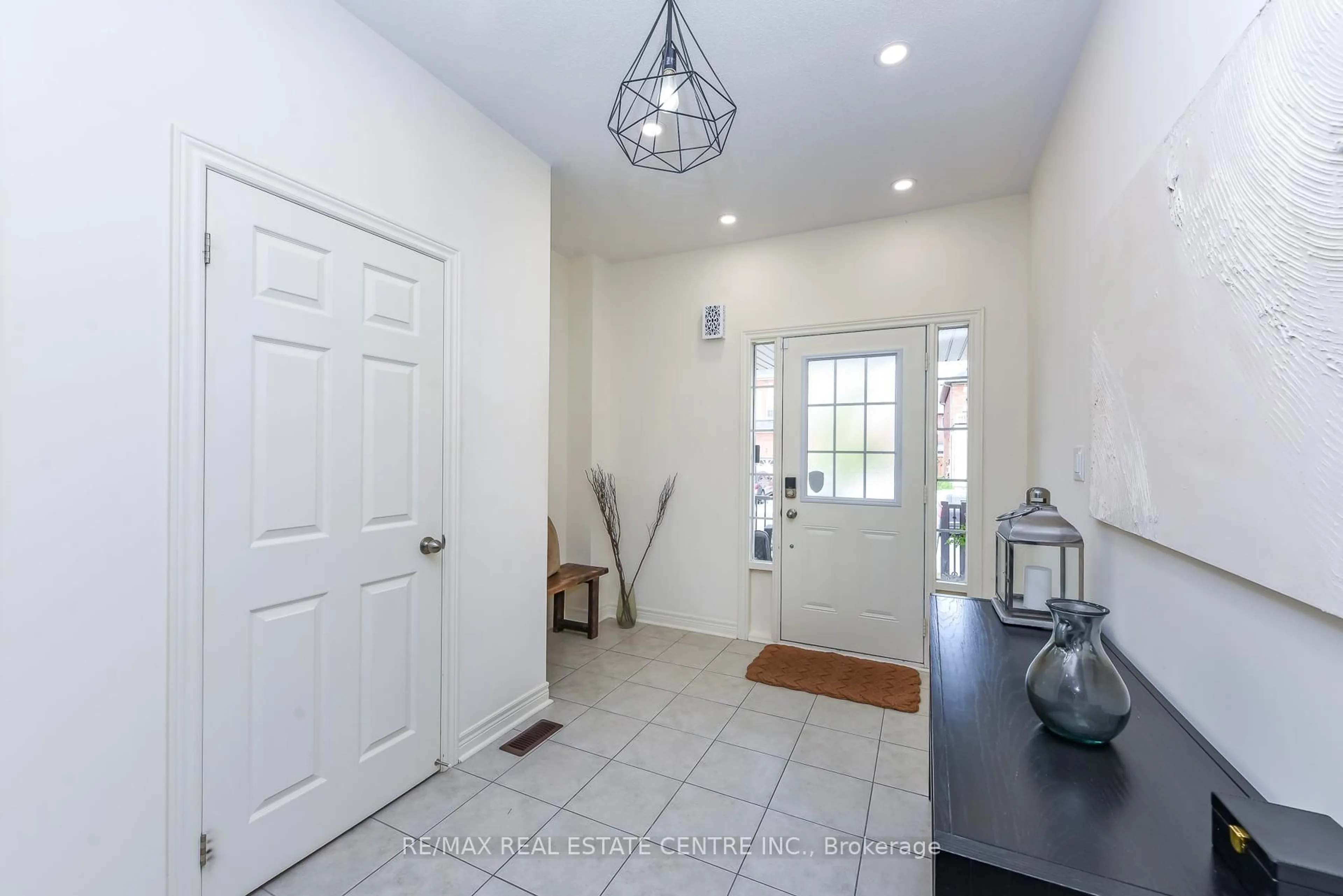Indoor entryway for 610 BESSBOROUGH Dr, Milton Ontario L9T 8V9