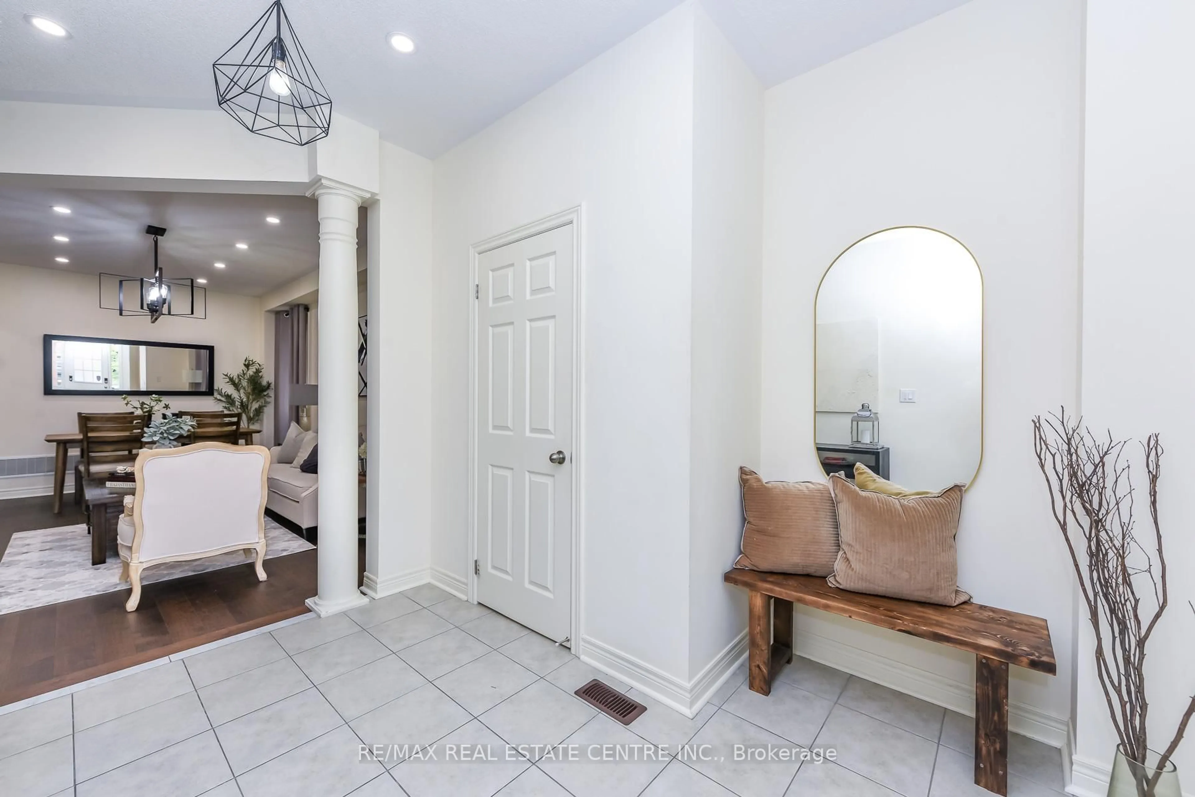 Indoor entryway for 610 BESSBOROUGH Dr, Milton Ontario L9T 8V9