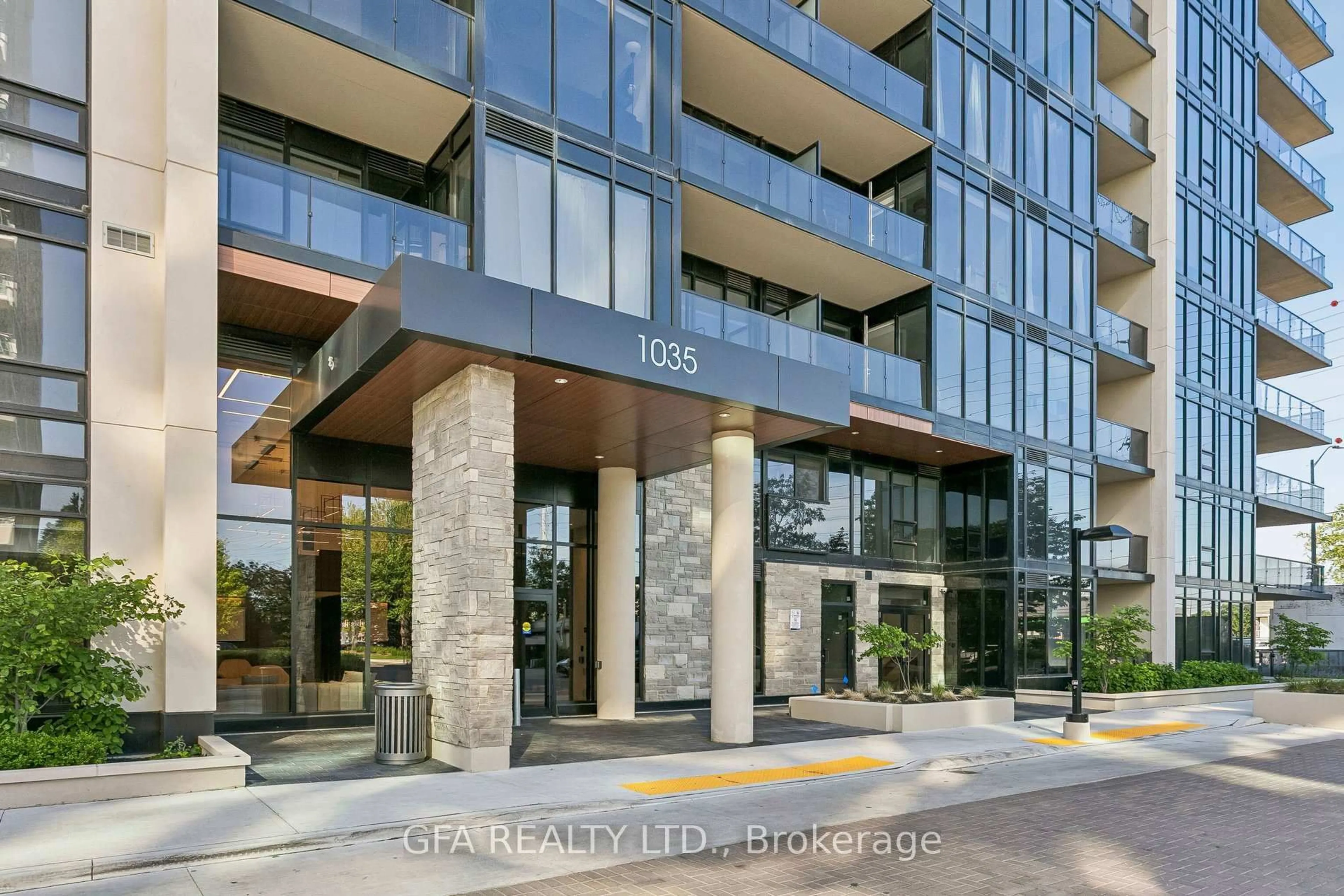 Indoor foyer for 1035 Southdown Rd #707, Mississauga Ontario L5J 0A2