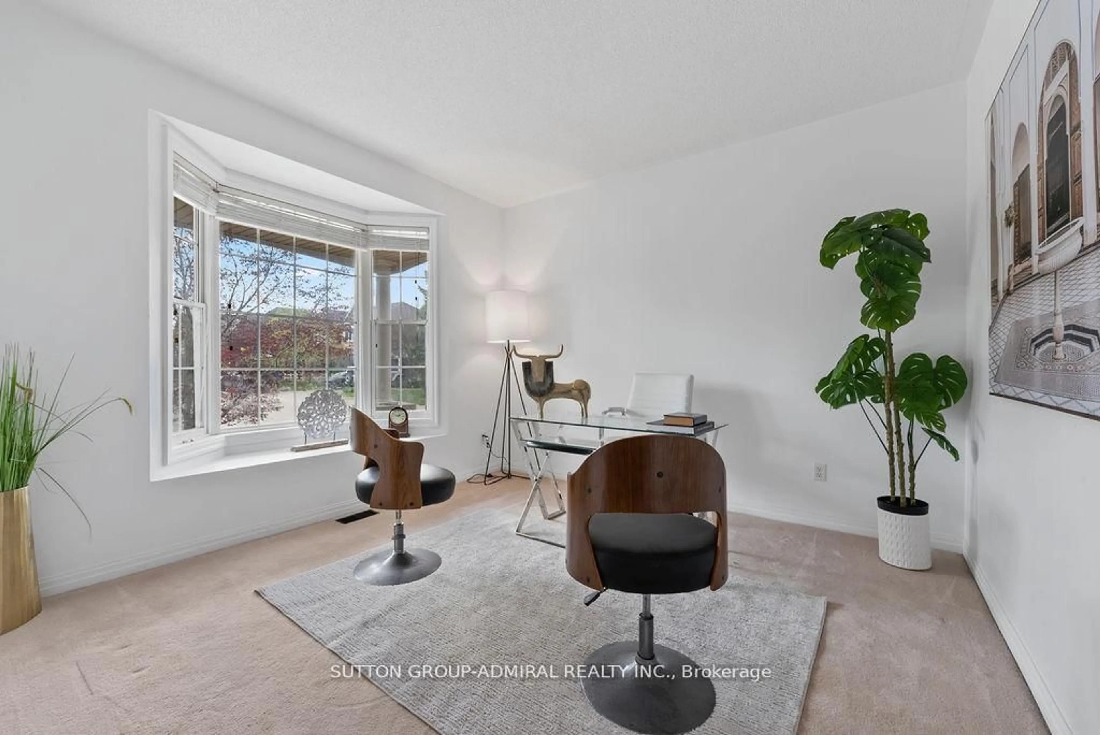 Living room with furniture, unknown for 5948 Chercover Crt, Burlington Ontario L7L 6T2