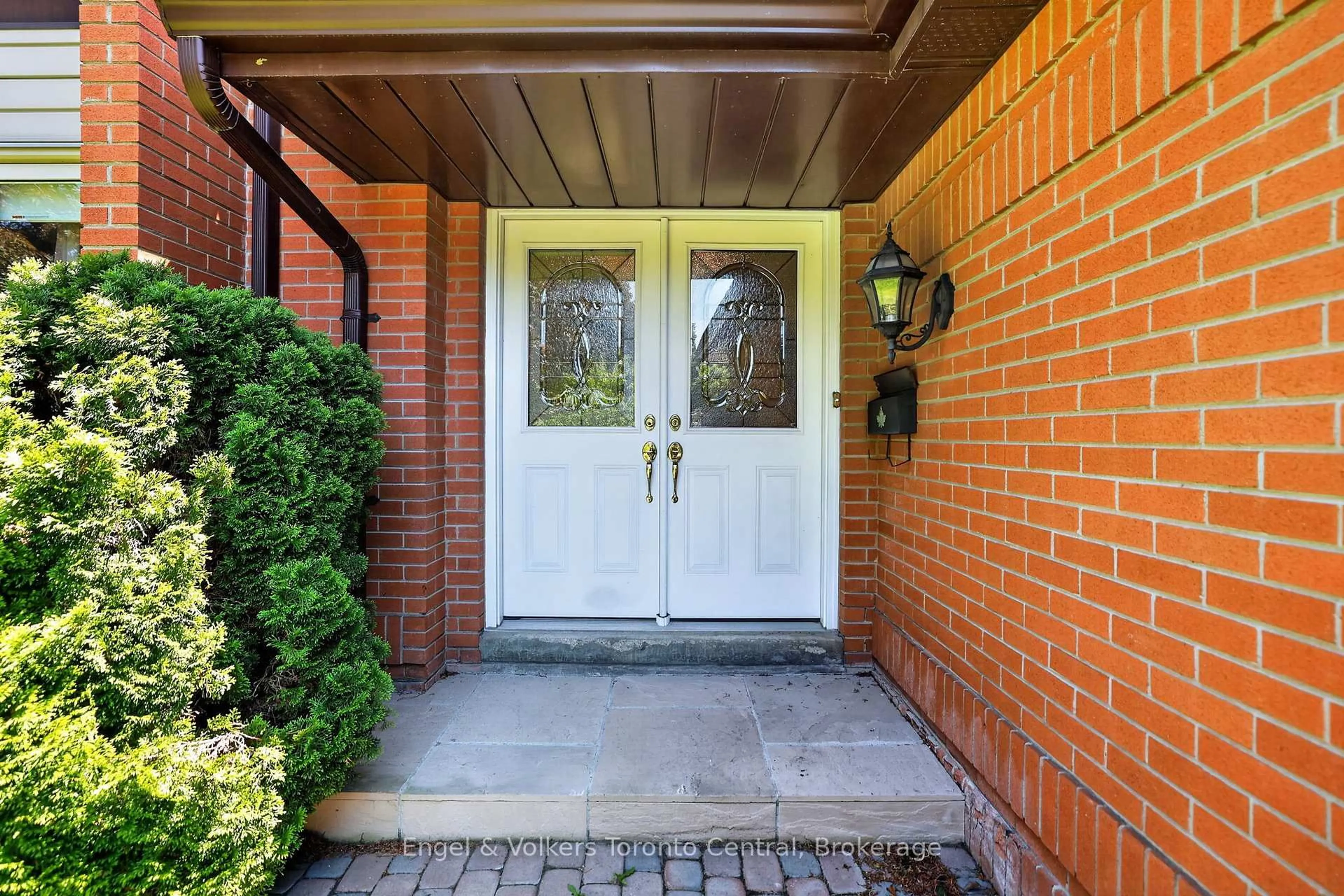 Indoor entryway for 32 Milford Cres, Brampton Ontario L6S 3E4