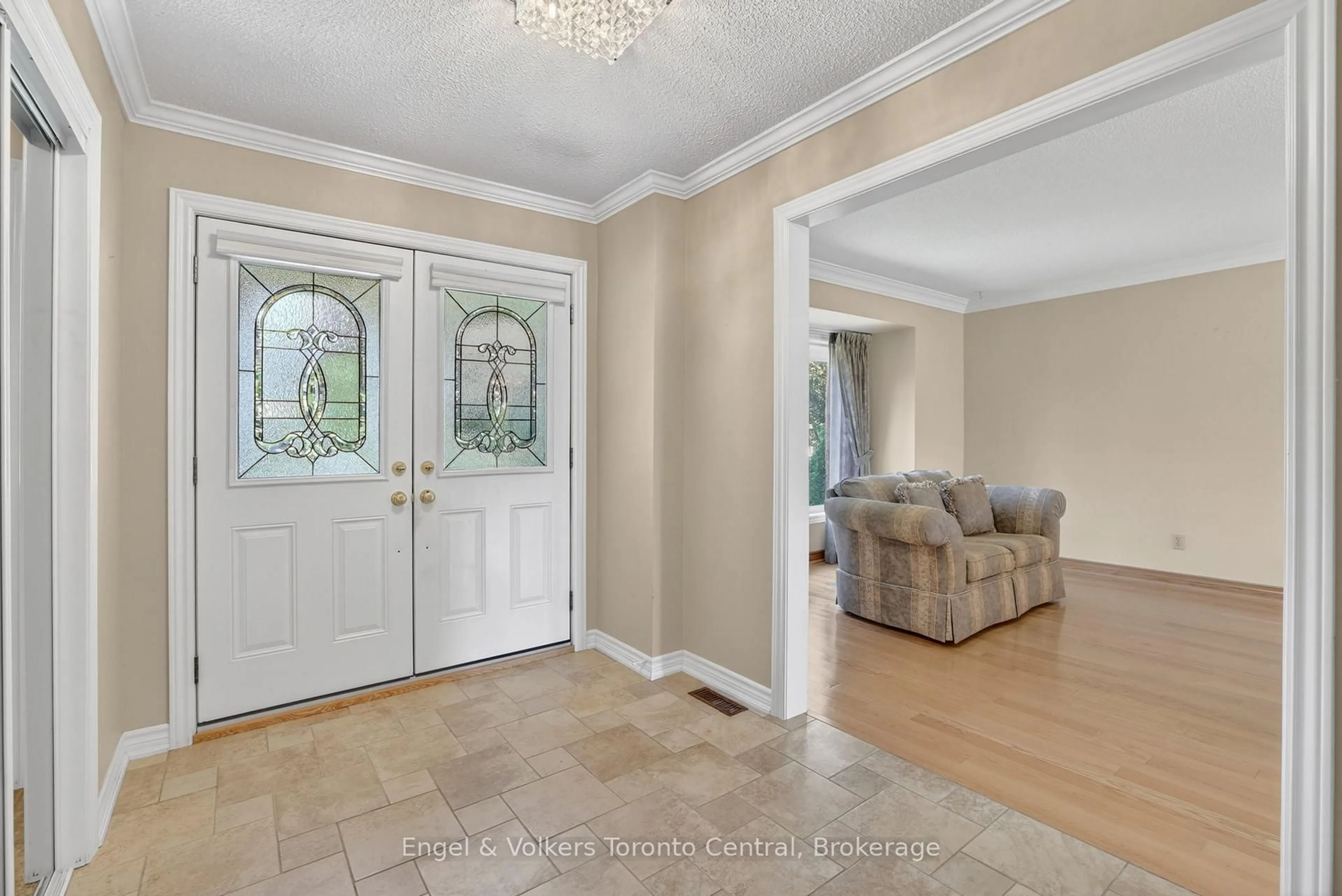 Indoor entryway for 32 Milford Cres, Brampton Ontario L6S 3E4