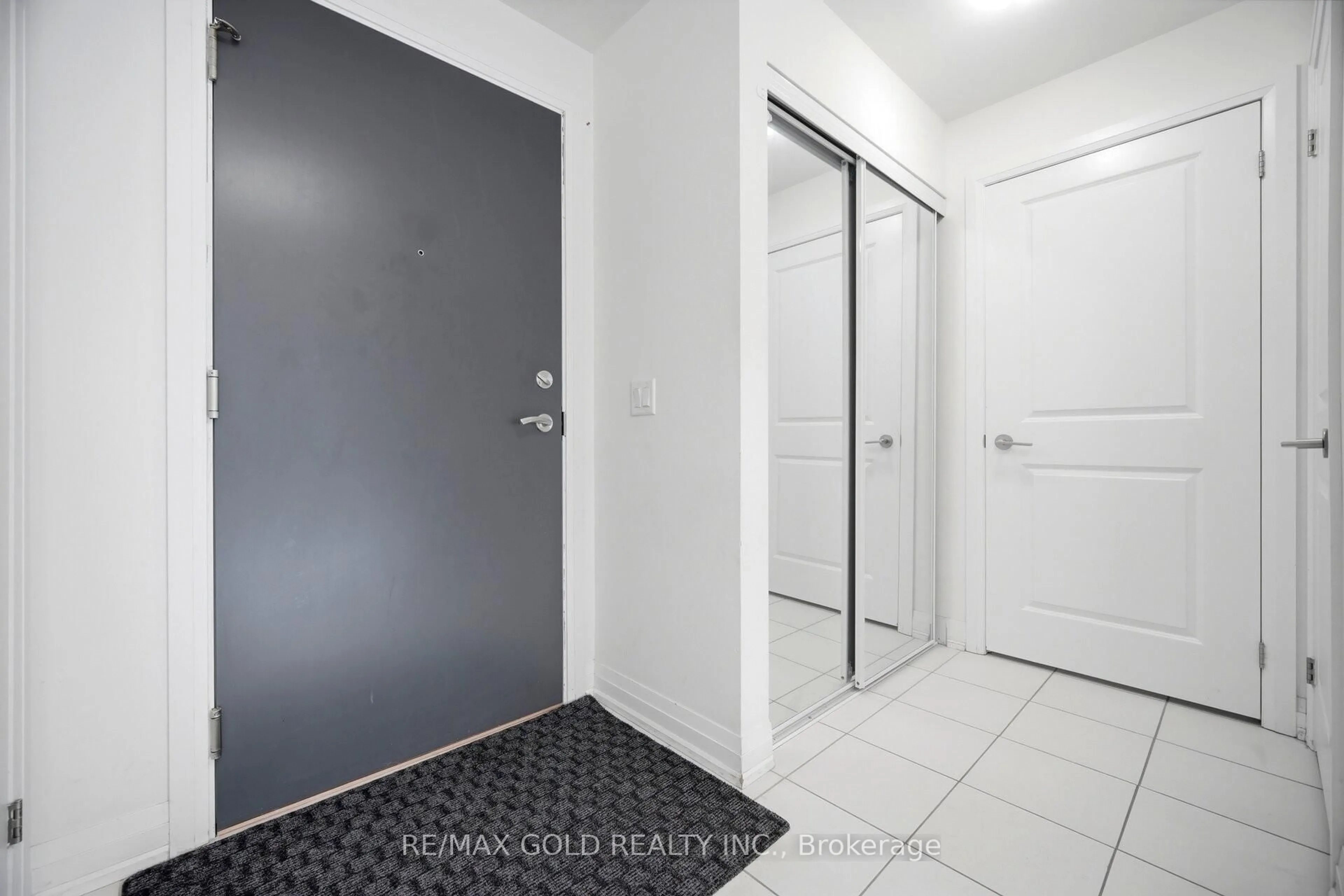 Indoor entryway for 75 Attmar Dr #346, Brampton Ontario L6P 0Y6