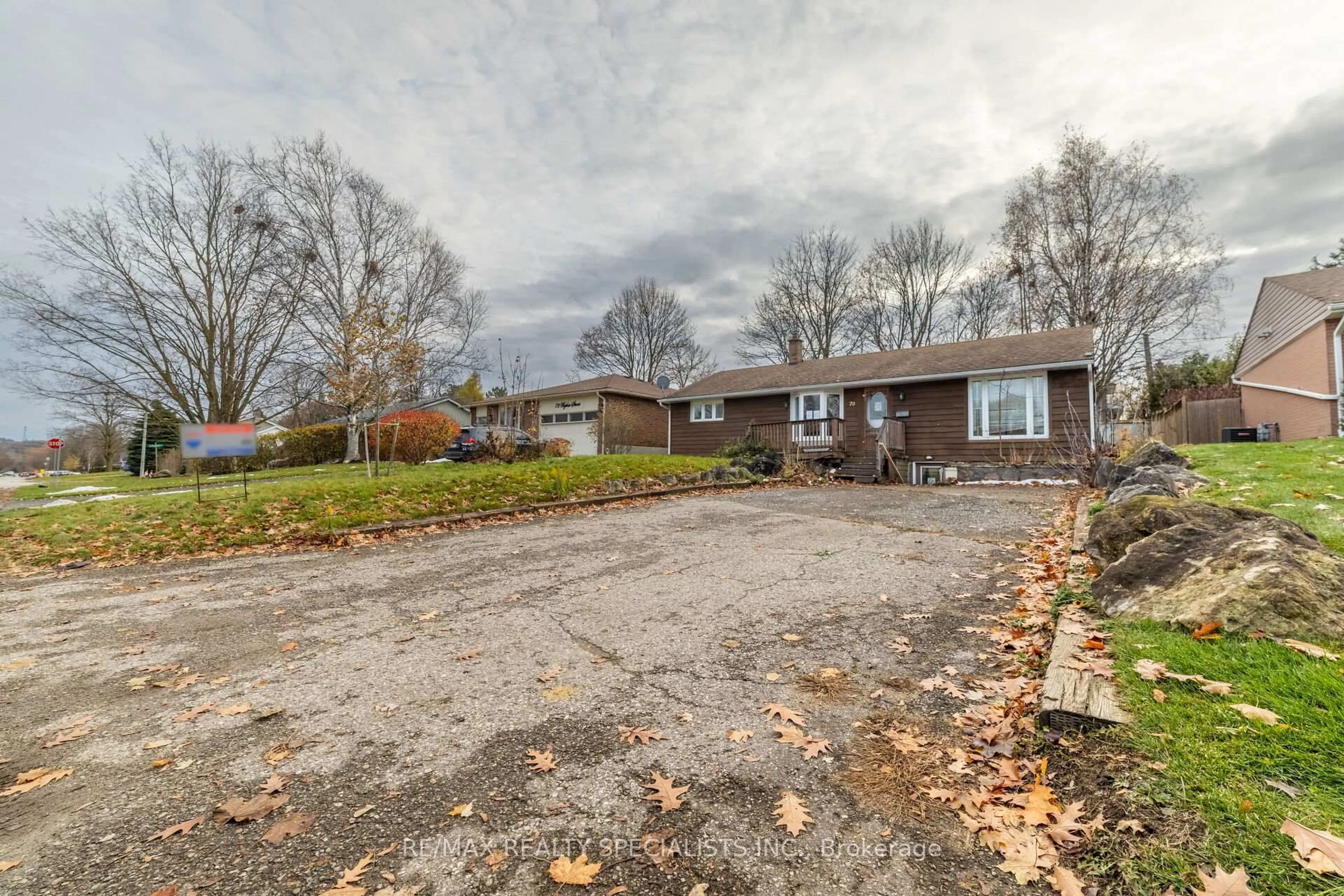 A pic from outside/outdoor area/front of a property/back of a property/a pic from drone, street for 70 Bythia St, Orangeville Ontario L9W 2S5