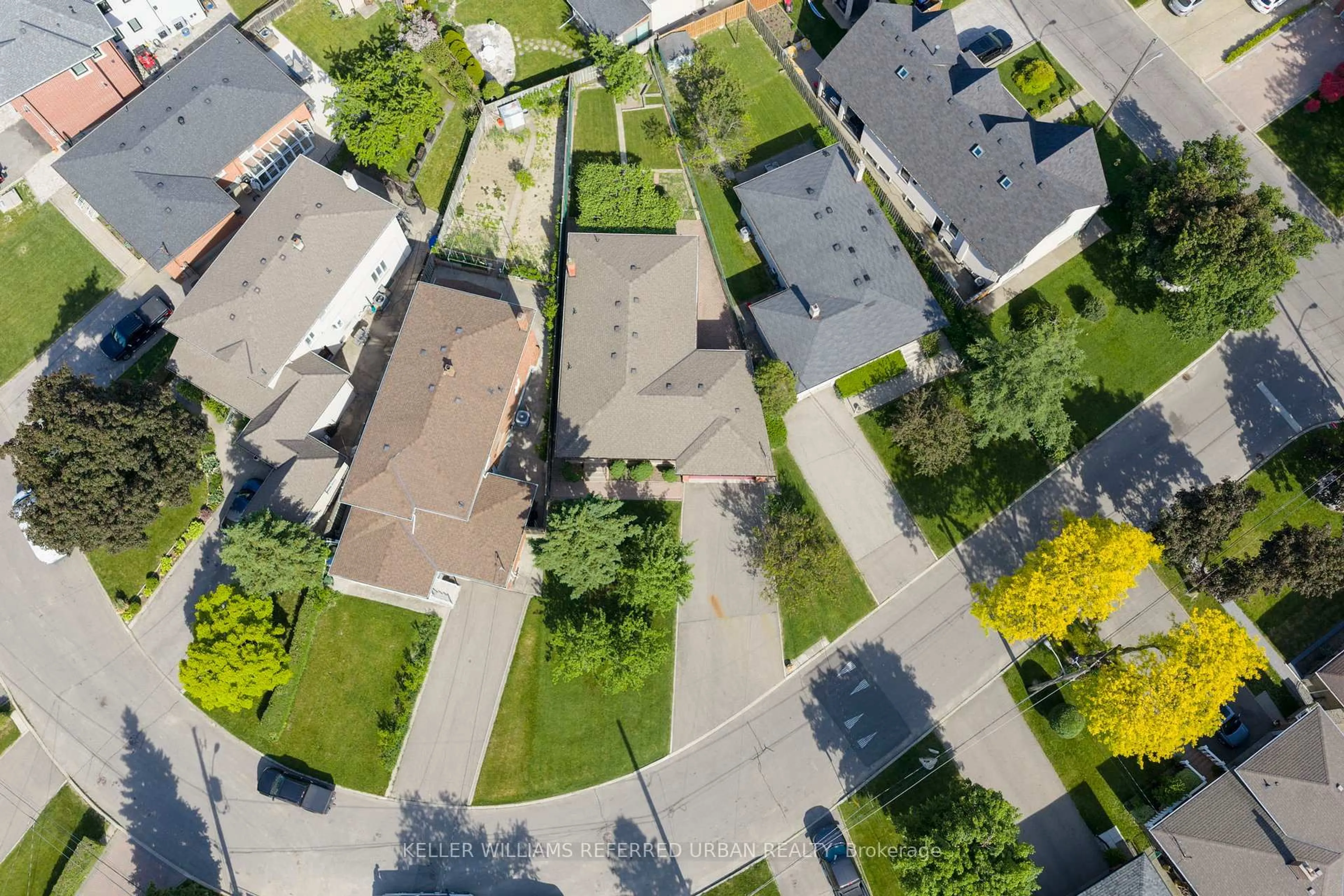 A pic from outside/outdoor area/front of a property/back of a property/a pic from drone, street for 5 Paramount Crt, Toronto Ontario M6M 2L3