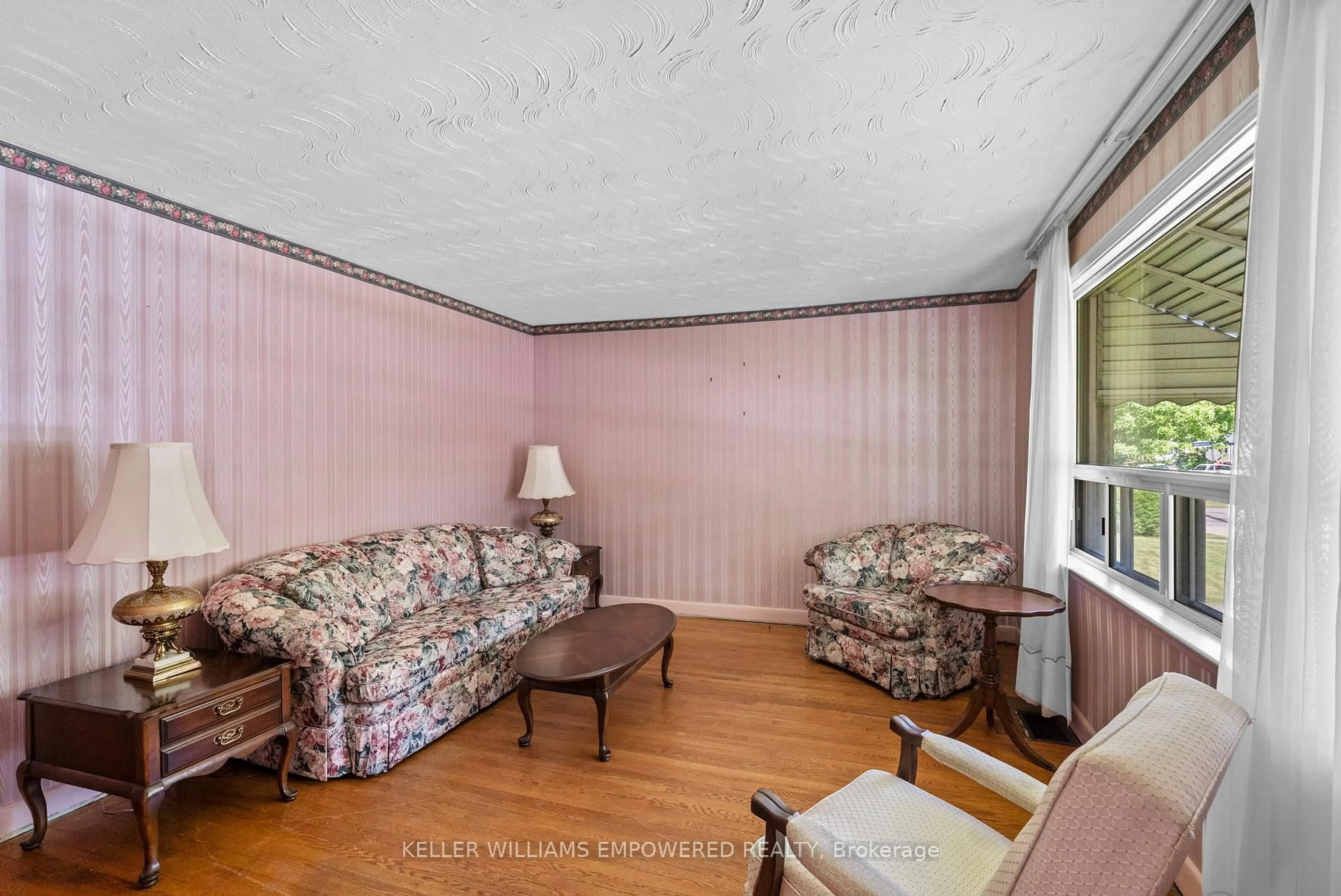 Living room with furniture, unknown for 88 Edgecroft Rd, Toronto Ontario M8Z 2C3