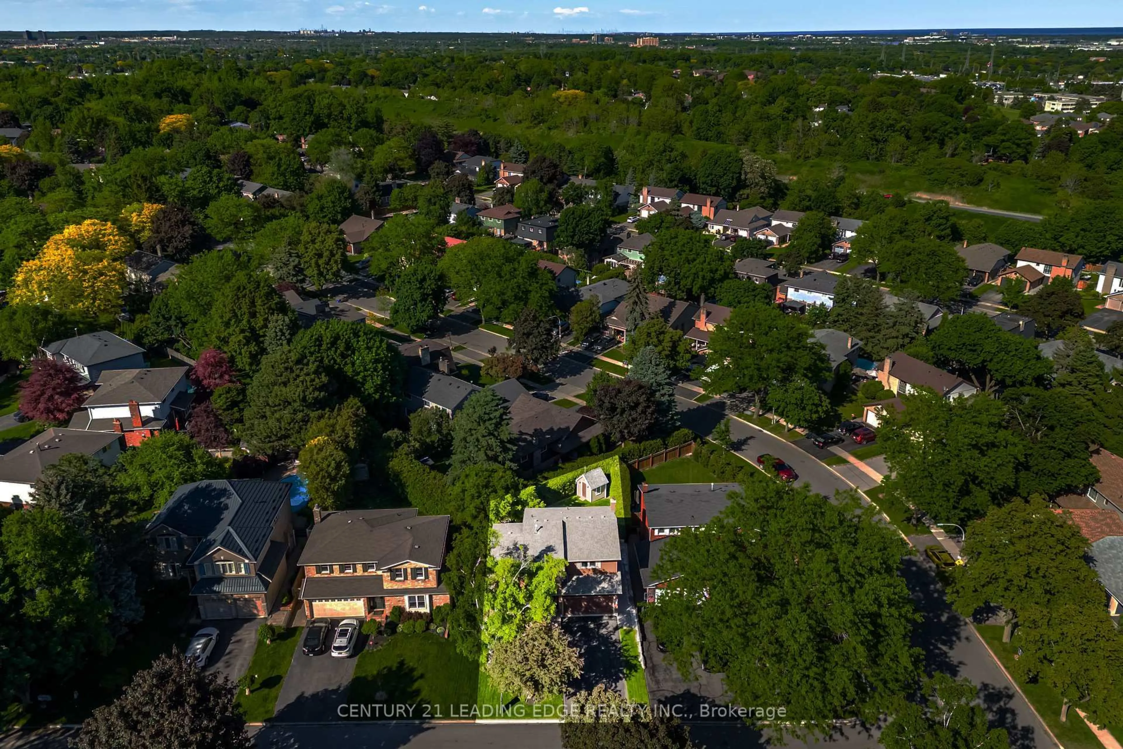 A pic from outside/outdoor area/front of a property/back of a property/a pic from drone, street for 2203 Previn Crt, Burlington Ontario L7P 4J3