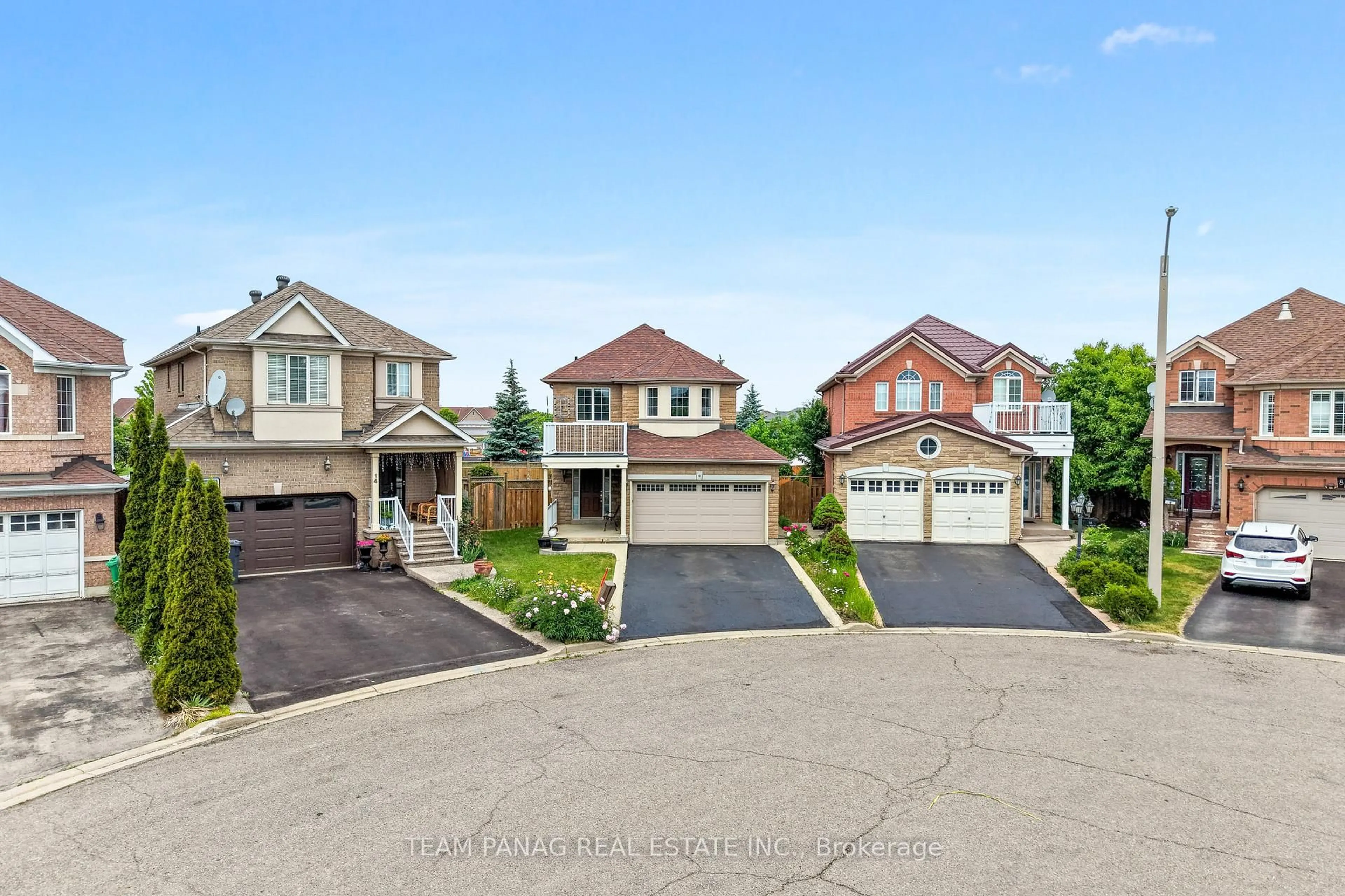 A pic from outside/outdoor area/front of a property/back of a property/a pic from drone, street for 12 Stirrup Crt, Brampton Ontario L6X 4Y1