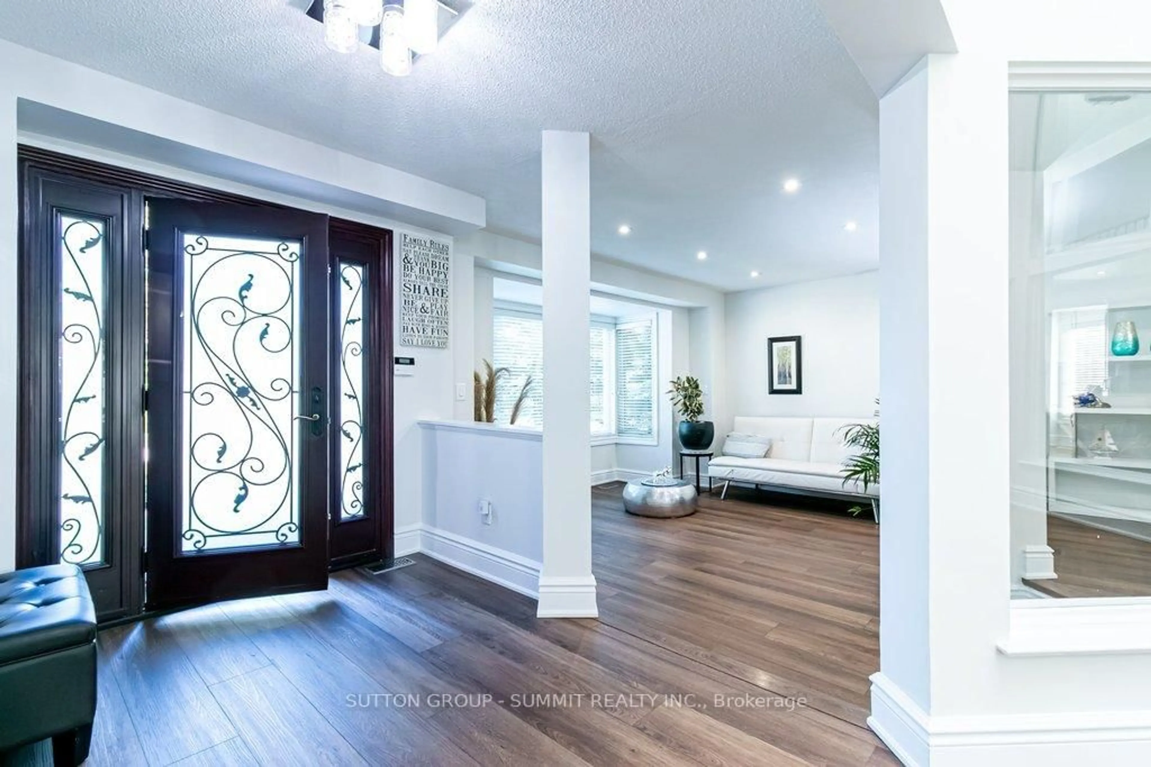 Indoor entryway for 3739 St. Laurent Crt, Mississauga Ontario L5L 4T3