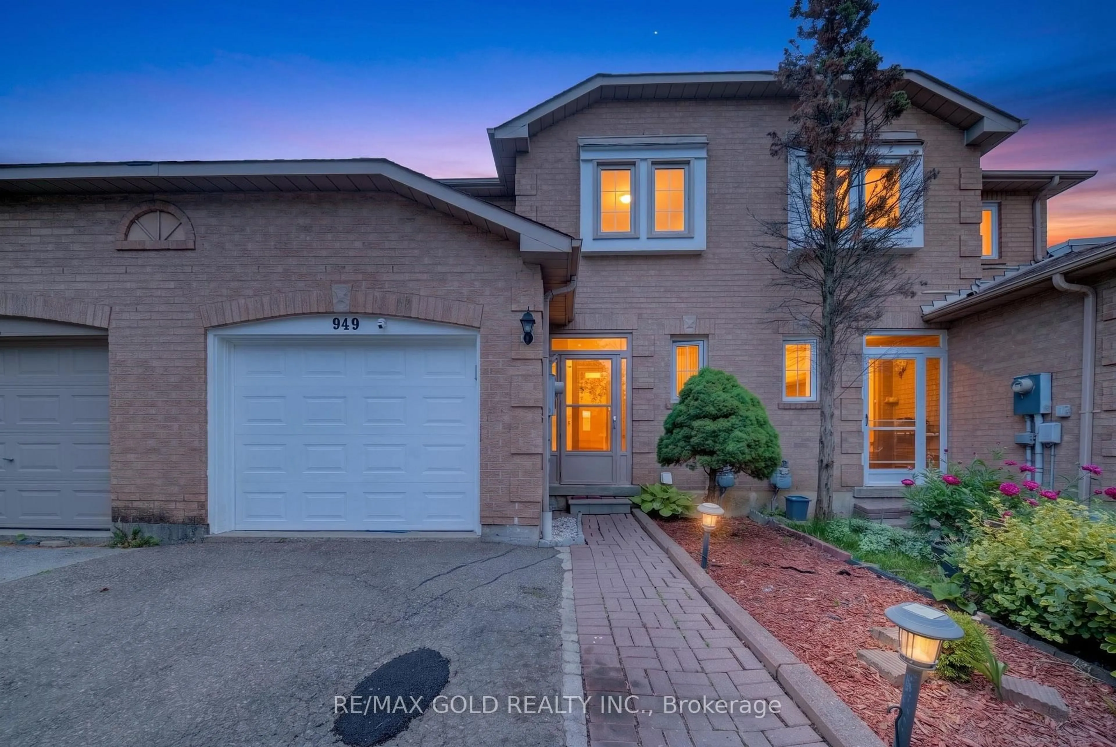 Home with brick exterior material, street for 949 Blizzard Rd, Mississauga Ontario L5V 1T1