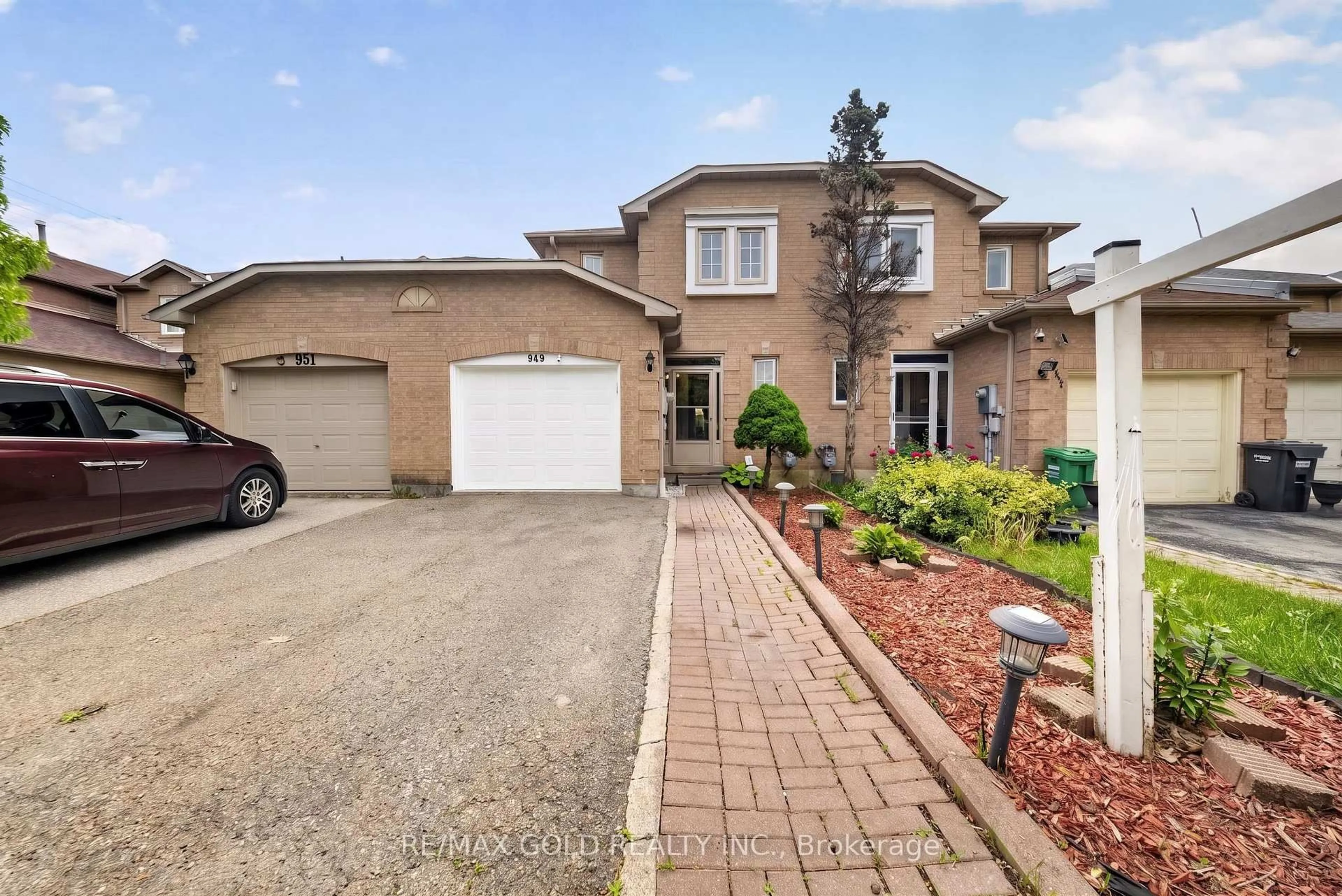 A pic from outside/outdoor area/front of a property/back of a property/a pic from drone, street for 949 Blizzard Rd, Mississauga Ontario L5V 1T1