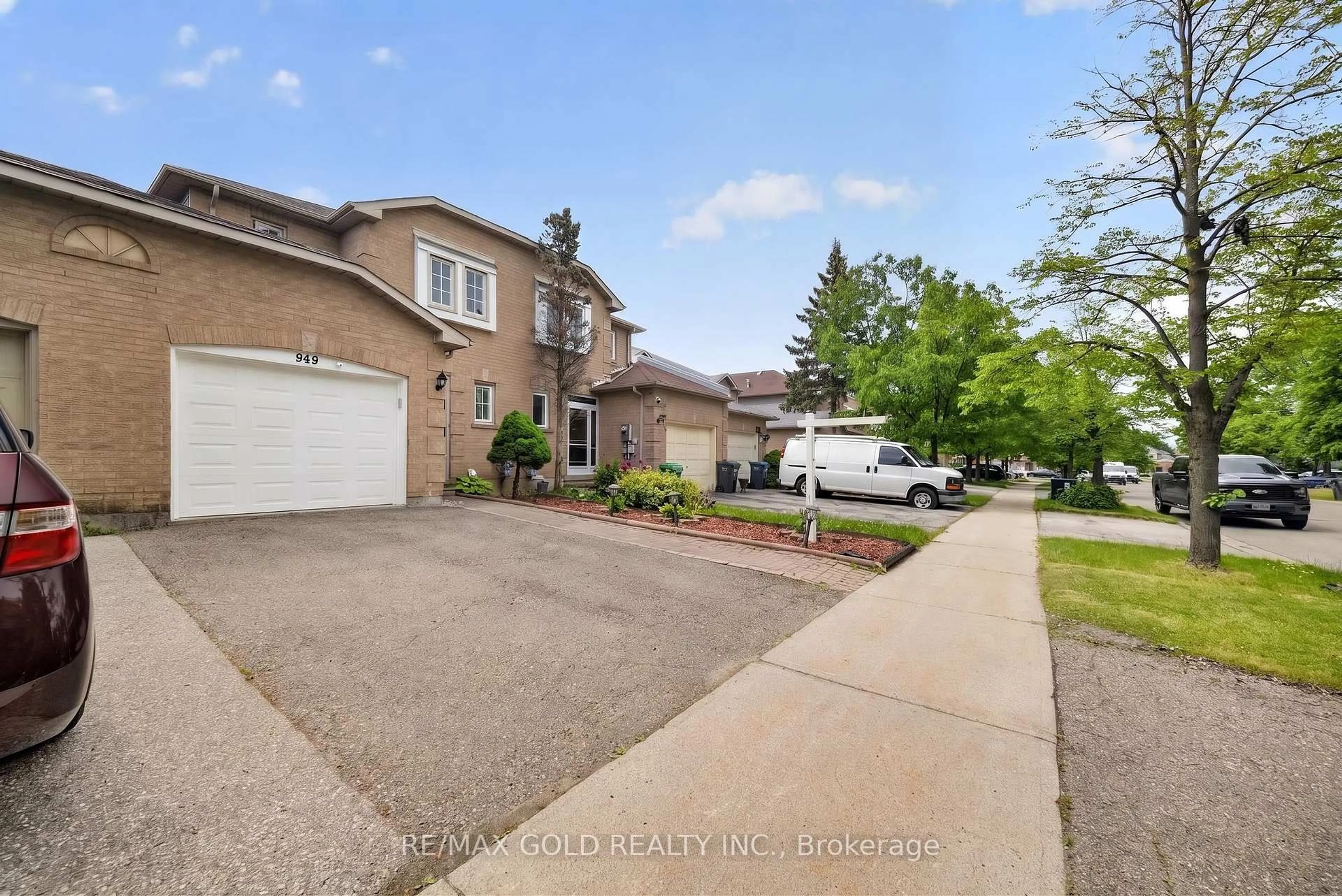 A pic from outside/outdoor area/front of a property/back of a property/a pic from drone, street for 949 Blizzard Rd, Mississauga Ontario L5V 1T1