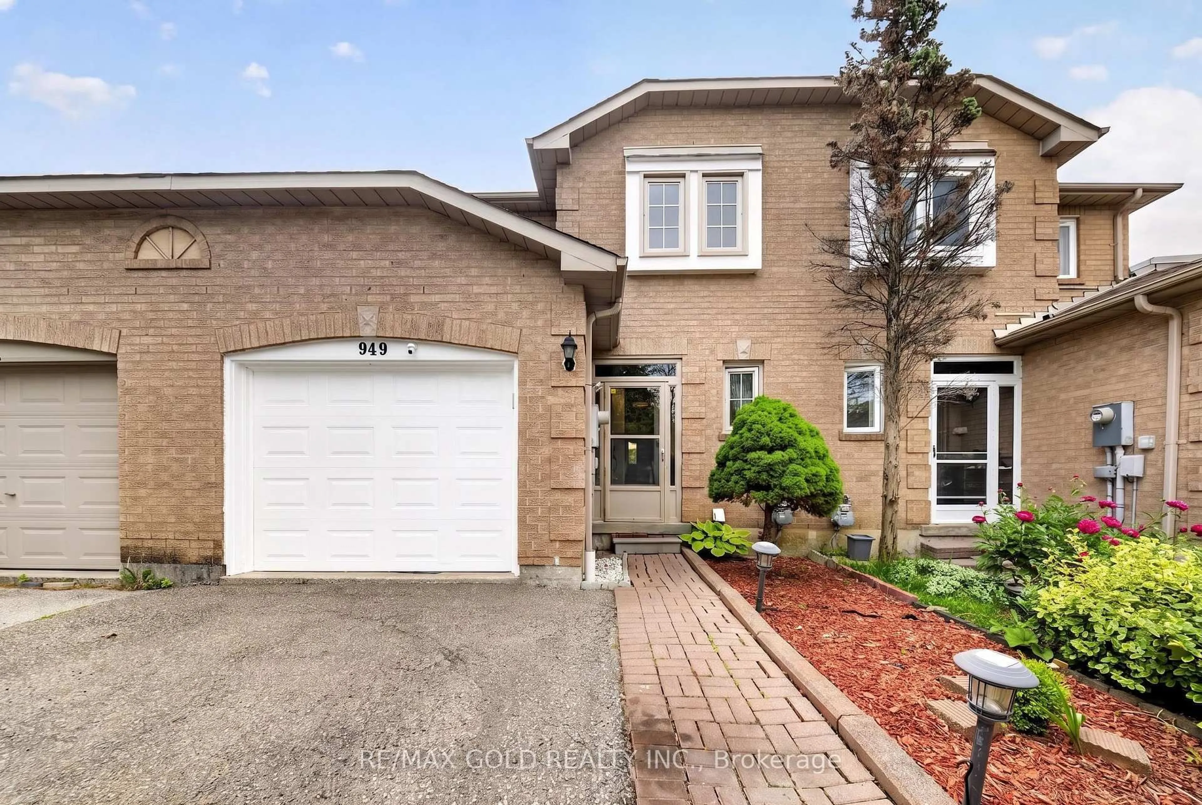 Home with brick exterior material, street for 949 Blizzard Rd, Mississauga Ontario L5V 1T1